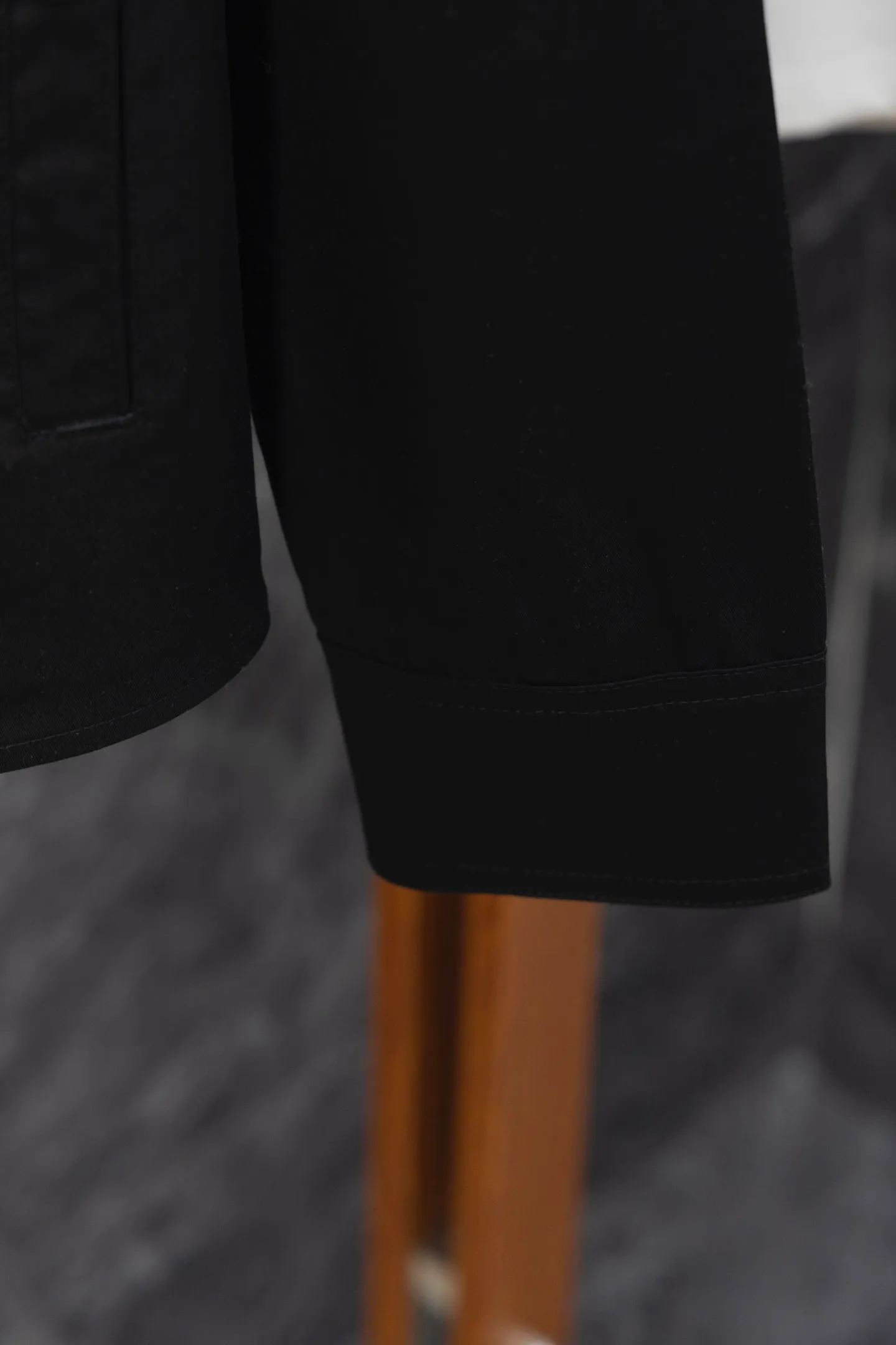 P320 Model No. J017 MONCLER Mouthless Classic Pocket Small Label Jacket The back of the jacket is made of 400 grams of pure cotton twill fabric with clear lines. The original order is customized at 1:1 with smooth and delicate lines. Better hand feel and texture. Not easy to deform, not easy to shrink, not easy to fade, and maintains long-term beauty. Color Black Size S-XL