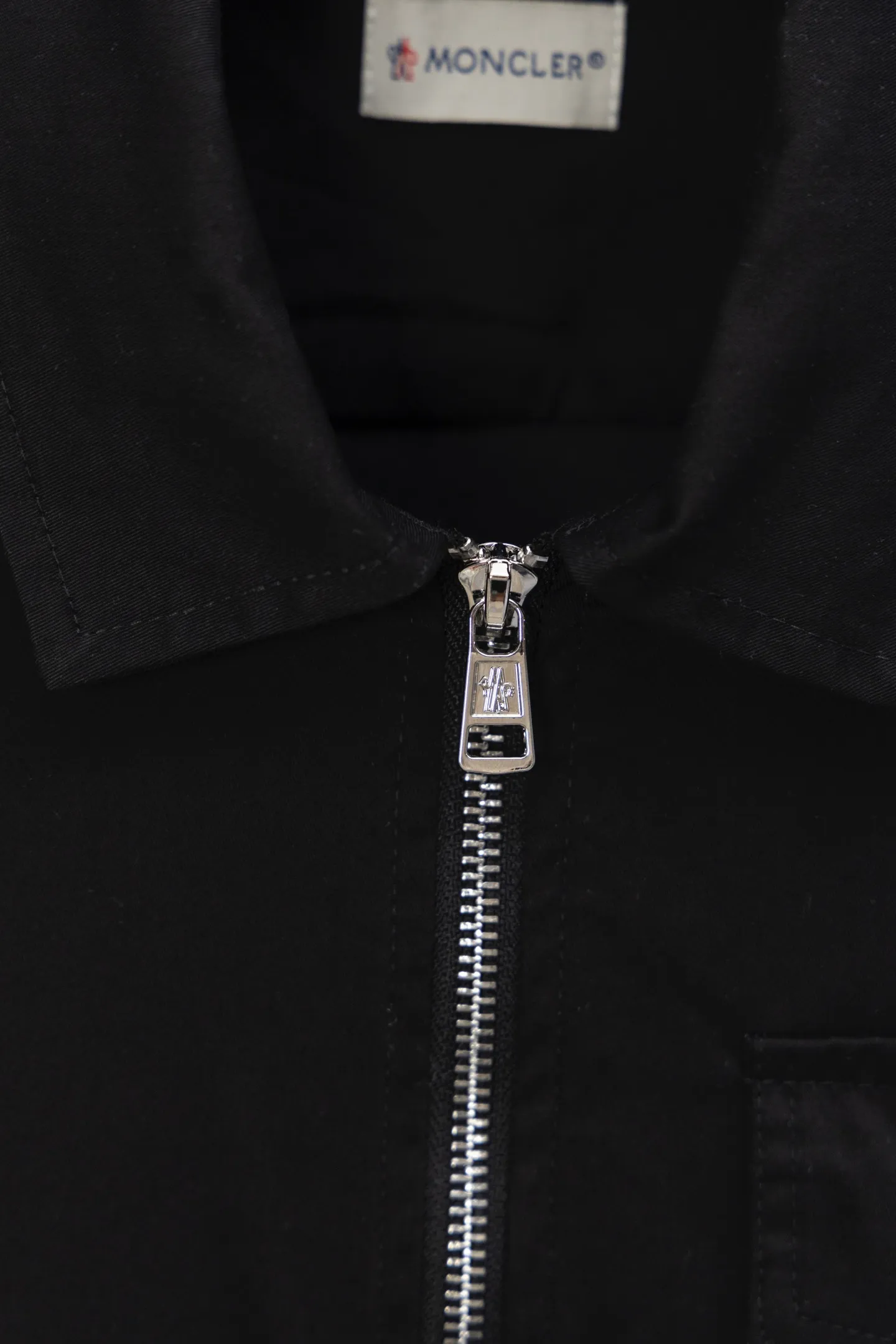 P320 Model No. J017 MONCLER Mouthless Classic Pocket Small Label Jacket The back of the jacket is made of 400 grams of pure cotton twill fabric with clear lines. The original order is customized at 1:1 with smooth and delicate lines. Better hand feel and texture. Not easy to deform, not easy to shrink, not easy to fade, and maintains long-term beauty. Color Black Size S-XL