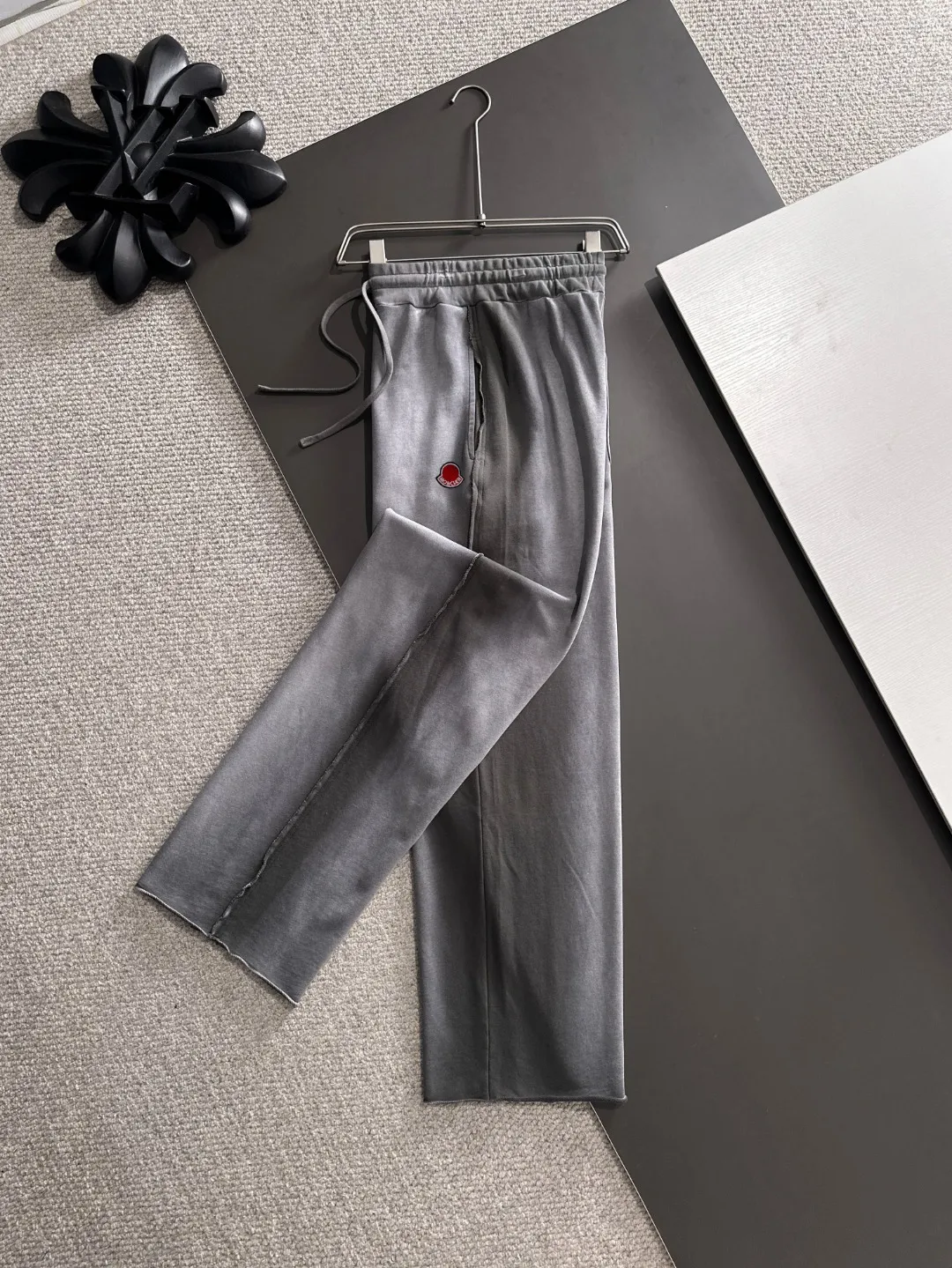 Next day shipment P360 MONCLER/Mongoose Exclusive first release of 25ss autumn and winter new high-quality trousers Compare real-life details at will A perfect choice for autumn and winter. A must-have item. Loose fit. Please refer to the size chart when placing an order: S to XL (or state your height and weight when placing an order)