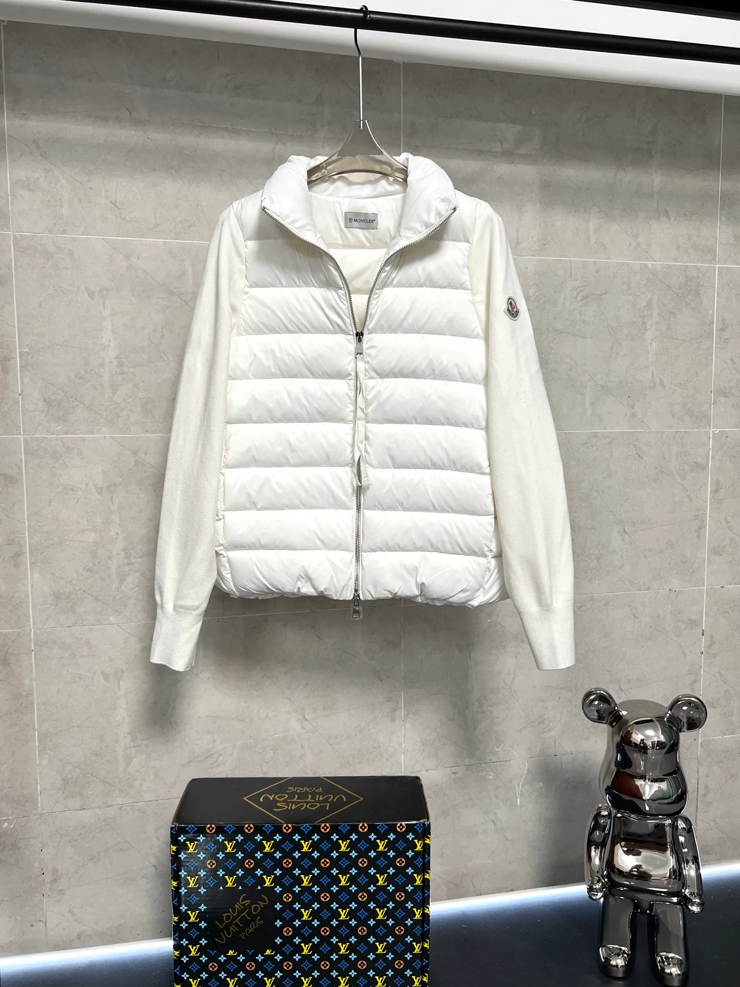 P640 Moncler Mouth Women's Knitted Splicing Stand Collar Thin Down Jacket A great inner wear item for winter!!! Several styles of sweaters and down are released at this time of year. In fact, sweaters and down are always in the basic style. They can be worn alone or layered to create a more layered look!!! The front is made of down, and the back and both sleeves are made of wool blended fabrics. The soft and delicate knitted feel is not irritating at all! This quality It feels great, the velvet is large, fine and stemless, and full of fluffiness! It has enough filling, and its thermal insulation performance is not to mention!!! It is windproof and warm, eliminating any possibility of velvet running. It feels silky and smooth, and the stiffness is also very good. This is the time to prepare a thin and light model! It will not look bloated at all, not to mention it is an evergreen model with a spliced design!!! Color: Black White Size: S M L