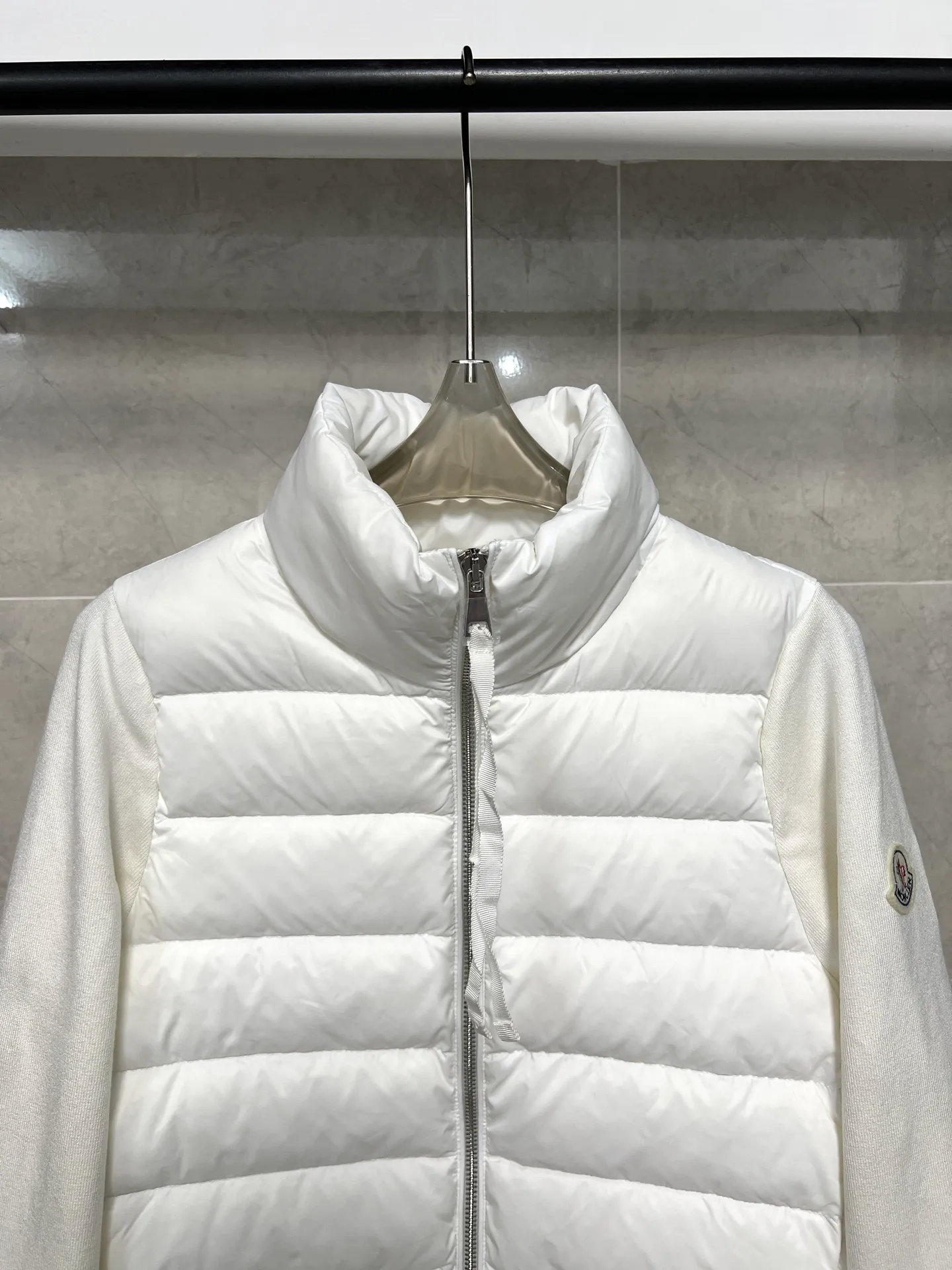 P640 Moncler Mouth Women's Knitted Splicing Stand Collar Thin Down Jacket A great inner wear item for winter!!! Several styles of sweaters and down are released at this time of year. In fact, sweaters and down are always in the basic style. They can be worn alone or layered to create a more layered look!!! The front is made of down, and the back and both sleeves are made of wool blended fabrics. The soft and delicate knitted feel is not irritating at all! This quality It feels great, the velvet is large, fine and stemless, and full of fluffiness! It has enough filling, and its thermal insulation performance is not to mention!!! It is windproof and warm, eliminating any possibility of velvet running. It feels silky and smooth, and the stiffness is also very good. This is the time to prepare a thin and light model! It will not look bloated at all, not to mention it is an evergreen model with a spliced design!!! Color: Black White Size: S M L