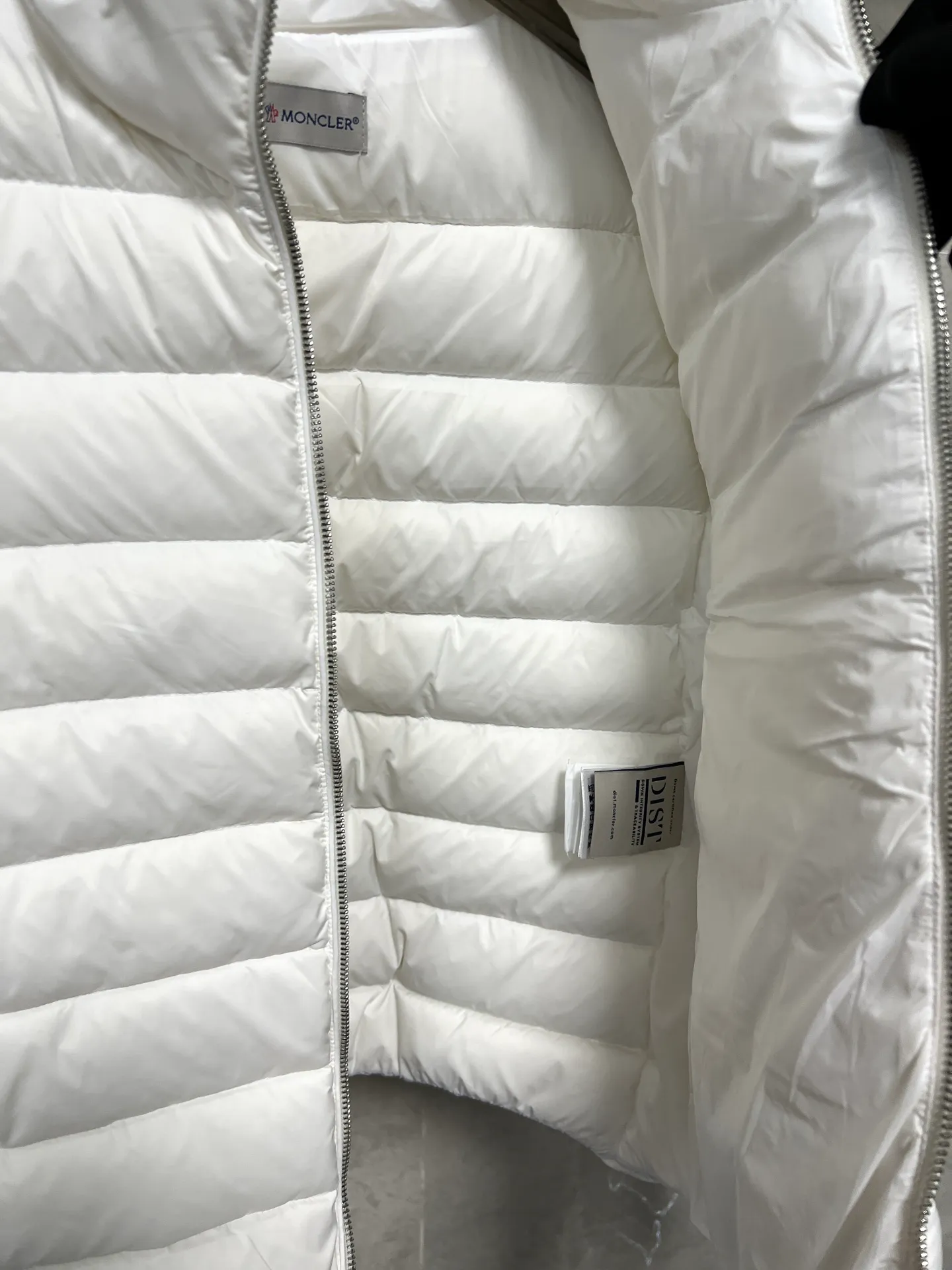 P640 Moncler Mouth Women's Knitted Splicing Stand Collar Thin Down Jacket A great inner wear item for winter!!! Several styles of sweaters and down are released at this time of year. In fact, sweaters and down are always in the basic style. They can be worn alone or layered to create a more layered look!!! The front is made of down, and the back and both sleeves are made of wool blended fabrics. The soft and delicate knitted feel is not irritating at all! This quality It feels great, the velvet is large, fine and stemless, and full of fluffiness! It has enough filling, and its thermal insulation performance is not to mention!!! It is windproof and warm, eliminating any possibility of velvet running. It feels silky and smooth, and the stiffness is also very good. This is the time to prepare a thin and light model! It will not look bloated at all, not to mention it is an evergreen model with a spliced design!!! Color: Black White Size: S M L