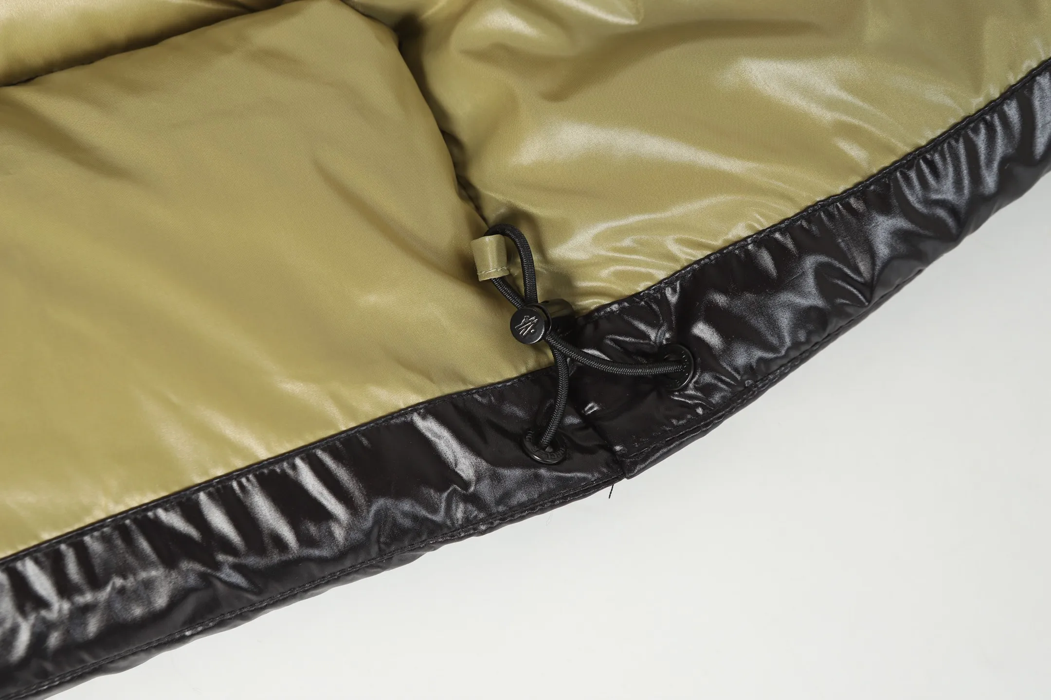 P860 MONCLER/Mask 1952 Green Fat Man Long-sleeved Down Jacket Muzzled DERVOX limited color matching 1952 co-branded men's goose down stand-up collar thickened buns can be made into couple models 95% European standard gooseneck down filling. Extremely full filling. 700+ fill power. The tag barcode model number corresponds to the official website. The tag has built-in NFC electronic induction anti-counterfeiting) Dervox down is made of lightweight nylon Made of laqué fabric, it's comfortable and warm without being bulky. This short style features an internal shoulder strap that can be carried as a carry when the weather heats up, making it ideal for urban or alpine wear. Made in pop tones, it's finished with a bold logo patch. Details Made of lightweight nvlon laqué fabric Color: Black Blue/Black Green/Coffee Blue Size: 1/2/3/4/5