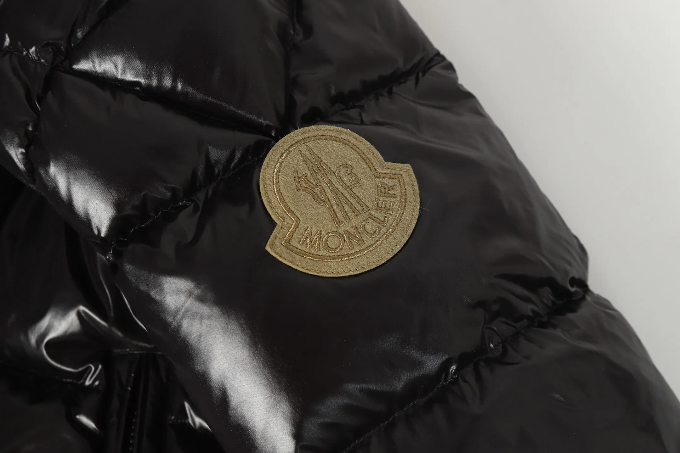 P860 MONCLER/Mask 1952 Green Fat Man Long-sleeved Down Jacket Muzzled DERVOX limited color matching 1952 co-branded men's goose down stand-up collar thickened buns can be made into couple models 95% European standard gooseneck down filling. Extremely full filling. 700+ fill power. The tag barcode model number corresponds to the official website. The tag has built-in NFC electronic induction anti-counterfeiting) Dervox down is made of lightweight nylon Made of laqué fabric, it's comfortable and warm without being bulky. This short style features an internal shoulder strap that can be carried as a carry when the weather heats up, making it ideal for urban or alpine wear. Made in pop tones, it's finished with a bold logo patch. Details Made of lightweight nvlon laqué fabric Color: Black Blue/Black Green/Coffee Blue Size: 1/2/3/4/5