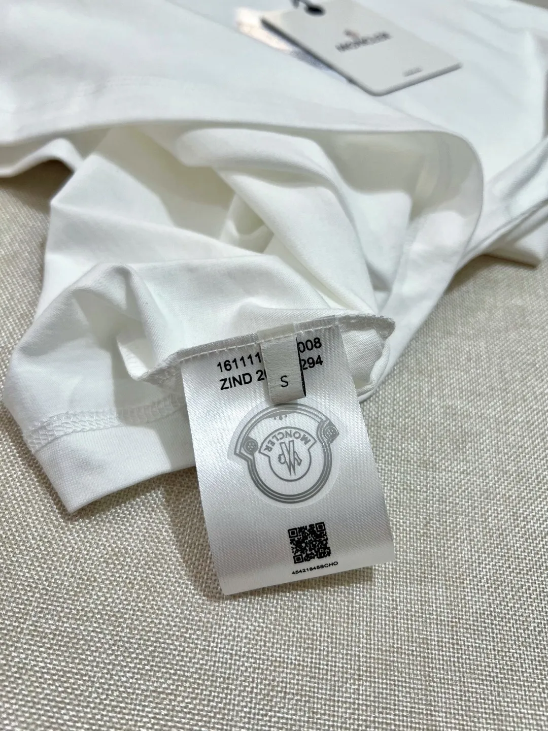 P190 Size Chart Detailed Picture] Meng Mou·Moncler MONCLER is new, FW autumn and winter new long-sleeved T-shirt, with 0.7cm soft glue embossed large logo on the official website, matching details, three-needle threading process, made of 280g double yarn pure cotton fabric, imported woven thread, and the collar is bone-wrapped and wrapped to prevent deformation. , the fabric is soft and breathable, processed by high-temperature pre-shrinking process at the factory, scan the code and touch the NCF washable mark for identification, the details are in place, the upper body is simple and beautiful, the European size version, loose and suitable, a must-have for the autumn and winter base layer outer wardrobe, color: black, white, size XS-L (L size can wear 200 pounds)