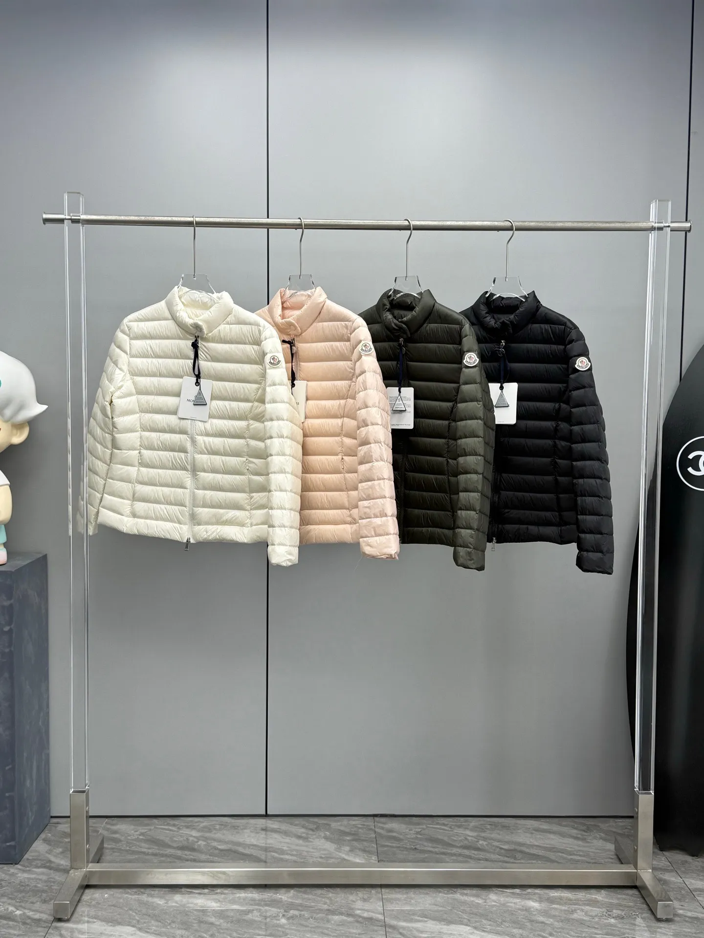 P780 Moncler Muzzle 2025 Autumn and Winter New Igelle Women's Short Stand Collar Down Jacket A lightweight down jacket, compressed with exquisite craftsmanship, fluffy and warm, as light as a feather, but contains strong cold resistance. The simple stand-up collar design is windproof and stylish, giving urban explorers a sense of freedom. Three-dimensional tailoring, interpreting a new elegant attitude in winter. Moncler's thin down jacket is compressed with exquisite craftsmanship to be fluffy and warm. It is as light as a feather, but contains strong protection against the cold. The simple stand-up collar design is windproof and stylish, giving urban explorers a sense of freedom. Generous tailoring, interpreting a new elegant attitude in winter. Filled with 90% goose down, it locks in the warmth but is as light as weight. The neat stand-up collar and windproof neck protector add to the cool aura. The simple and generous silhouette is versatile and can be worn easily regardless of the occasion. Light and comfortable, with warmth wherever you go. Color: off-white pink military green black Size: 0-1-2-3
