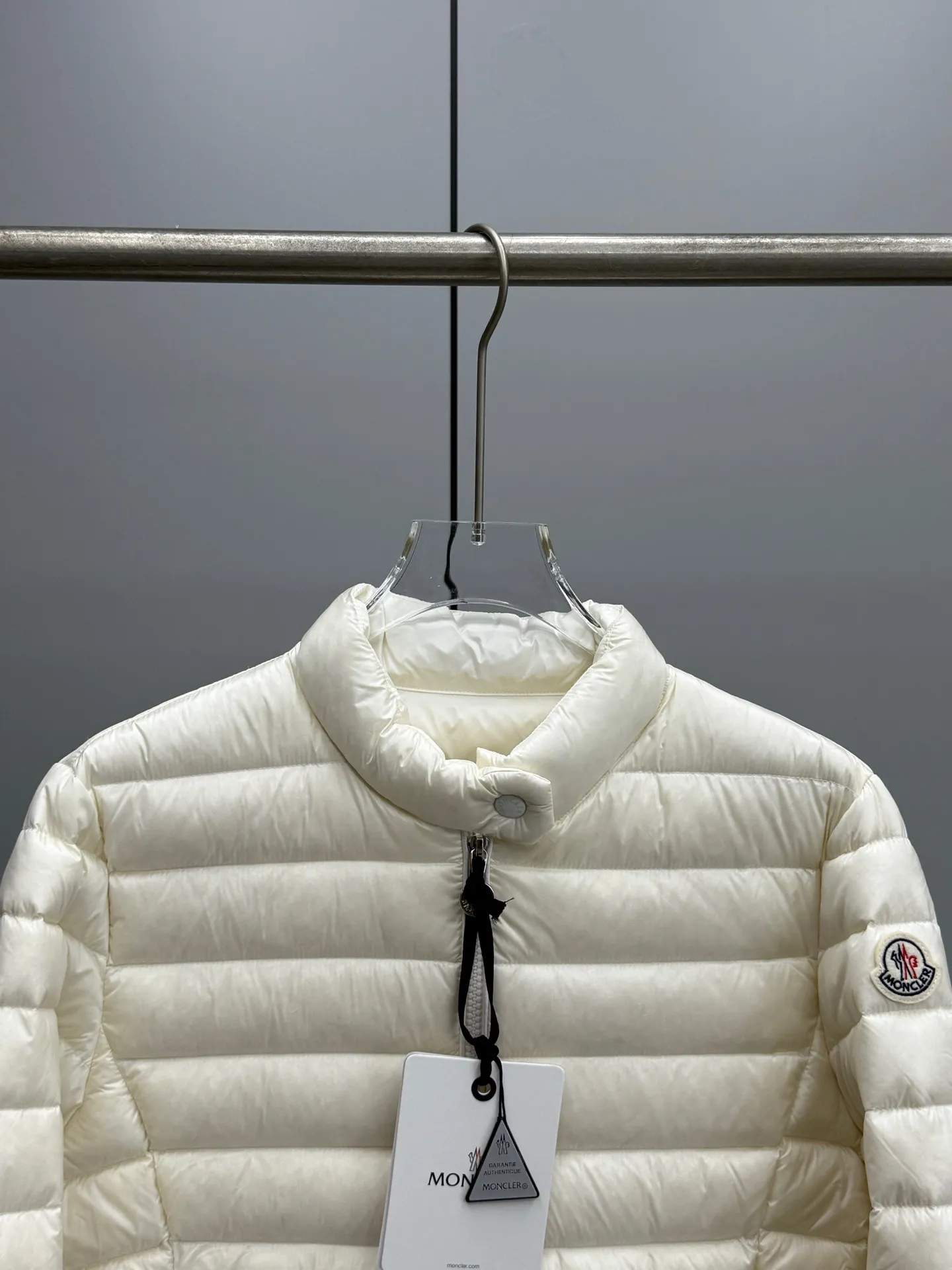 P780 Moncler Muzzle 2025 Autumn and Winter New Igelle Women's Short Stand Collar Down Jacket A lightweight down jacket, compressed with exquisite craftsmanship, fluffy and warm, as light as a feather, but contains strong cold resistance. The simple stand-up collar design is windproof and stylish, giving urban explorers a sense of freedom. Three-dimensional tailoring, interpreting a new elegant attitude in winter. Moncler's thin down jacket is compressed with exquisite craftsmanship to be fluffy and warm. It is as light as a feather, but contains strong protection against the cold. The simple stand-up collar design is windproof and stylish, giving urban explorers a sense of freedom. Generous tailoring, interpreting a new elegant attitude in winter. Filled with 90% goose down, it locks in the warmth but is as light as weight. The neat stand-up collar and windproof neck protector add to the cool aura. The simple and generous silhouette is versatile and can be worn easily regardless of the occasion. Light and comfortable, with warmth wherever you go. Color: off-white pink military green black Size: 0-1-2-3