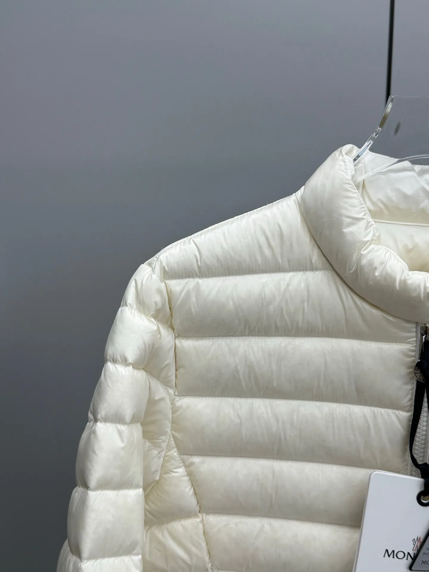 P780 Moncler Muzzle 2025 Autumn and Winter New Igelle Women's Short Stand Collar Down Jacket A lightweight down jacket, compressed with exquisite craftsmanship, fluffy and warm, as light as a feather, but contains strong cold resistance. The simple stand-up collar design is windproof and stylish, giving urban explorers a sense of freedom. Three-dimensional tailoring, interpreting a new elegant attitude in winter. Moncler's thin down jacket is compressed with exquisite craftsmanship to be fluffy and warm. It is as light as a feather, but contains strong protection against the cold. The simple stand-up collar design is windproof and stylish, giving urban explorers a sense of freedom. Generous tailoring, interpreting a new elegant attitude in winter. Filled with 90% goose down, it locks in the warmth but is as light as weight. The neat stand-up collar and windproof neck protector add to the cool aura. The simple and generous silhouette is versatile and can be worn easily regardless of the occasion. Light and comfortable, with warmth wherever you go. Color: off-white pink military green black Size: 0-1-2-3