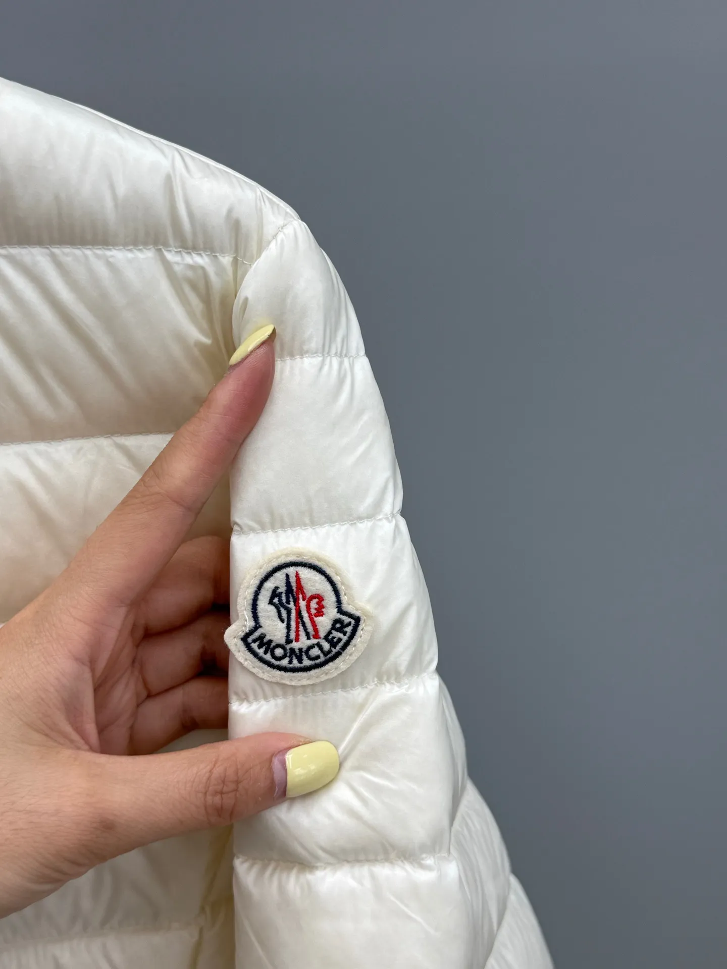 P780 Moncler Muzzle 2025 Autumn and Winter New Igelle Women's Short Stand Collar Down Jacket A lightweight down jacket, compressed with exquisite craftsmanship, fluffy and warm, as light as a feather, but contains strong cold resistance. The simple stand-up collar design is windproof and stylish, giving urban explorers a sense of freedom. Three-dimensional tailoring, interpreting a new elegant attitude in winter. Moncler's thin down jacket is compressed with exquisite craftsmanship to be fluffy and warm. It is as light as a feather, but contains strong protection against the cold. The simple stand-up collar design is windproof and stylish, giving urban explorers a sense of freedom. Generous tailoring, interpreting a new elegant attitude in winter. Filled with 90% goose down, it locks in the warmth but is as light as weight. The neat stand-up collar and windproof neck protector add to the cool aura. The simple and generous silhouette is versatile and can be worn easily regardless of the occasion. Light and comfortable, with warmth wherever you go. Color: off-white pink military green black Size: 0-1-2-3