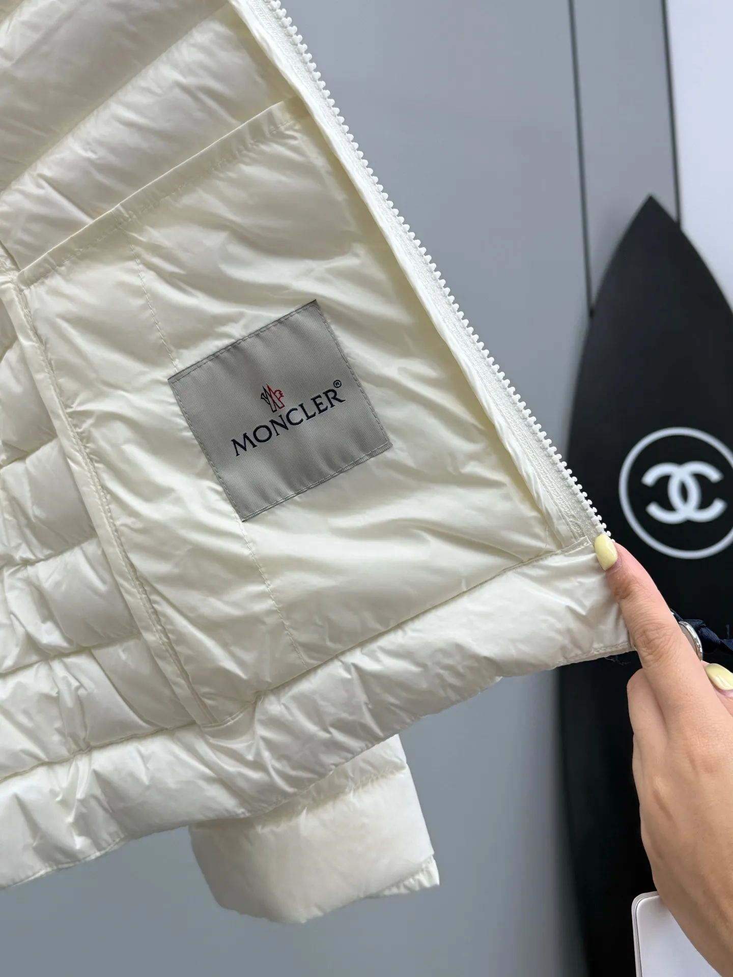 P780 Moncler Muzzle 2025 Autumn and Winter New Igelle Women's Short Stand Collar Down Jacket A lightweight down jacket, compressed with exquisite craftsmanship, fluffy and warm, as light as a feather, but contains strong cold resistance. The simple stand-up collar design is windproof and stylish, giving urban explorers a sense of freedom. Three-dimensional tailoring, interpreting a new elegant attitude in winter. Moncler's thin down jacket is compressed with exquisite craftsmanship to be fluffy and warm. It is as light as a feather, but contains strong protection against the cold. The simple stand-up collar design is windproof and stylish, giving urban explorers a sense of freedom. Generous tailoring, interpreting a new elegant attitude in winter. Filled with 90% goose down, it locks in the warmth but is as light as weight. The neat stand-up collar and windproof neck protector add to the cool aura. The simple and generous silhouette is versatile and can be worn easily regardless of the occasion. Light and comfortable, with warmth wherever you go. Color: off-white pink military green black Size: 0-1-2-3