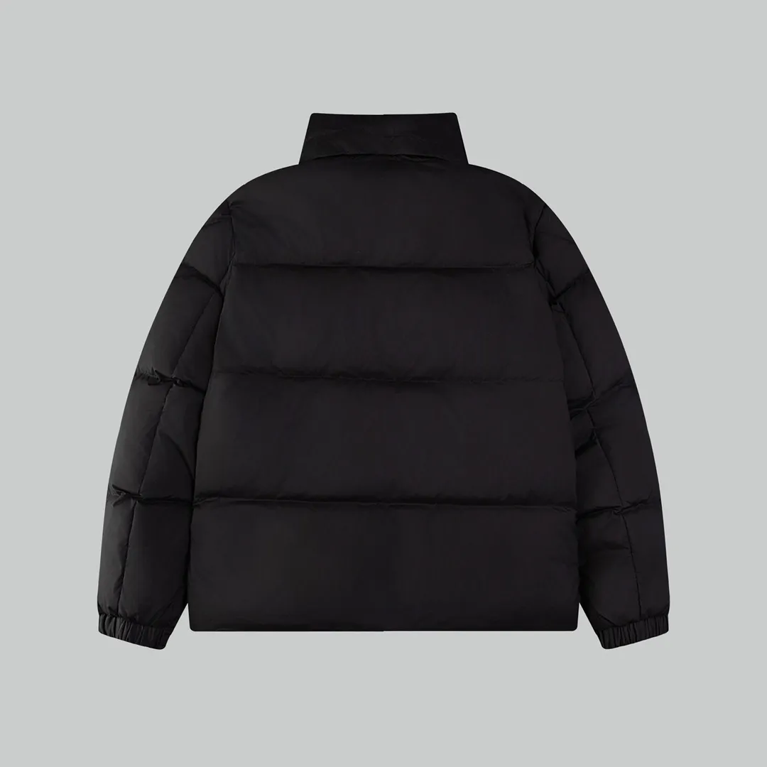 P720 [New arrival] Moncler 24FW BESBRE leather zipper short men's and women's down jacket - Explosive 💥New product design, fashionable, versatile, comfortable and breathable, hidden hood muzzled down jacket ~ On sale simultaneously! This down jacket has a great sense of design and looks, and you can buy it directly with quality control. It’s a high-end product that you can’t go wrong with! Simple and elegant design ~ and engraved with brand logo letters ~ the overall design makes this dress unique! It is made of imported high-tech fabrics and filled with 90% white goose down. The texture of the fabric and the shape are perfect. You can feel its powerful aura through the detailed pictures. It also has superior handsomeness and thermal performance, making it easy to wear in various occasions! With polythermal insulation, you don’t have to worry about a little chill! The placket is designed with a leather zipper, which is both fashionable and functional. It not only highlights the shape but also keeps warm. The leather pockets make the whole style more luxurious!  Color: black coffee Size: 1 2 3 4 5 ready for delivery in seconds