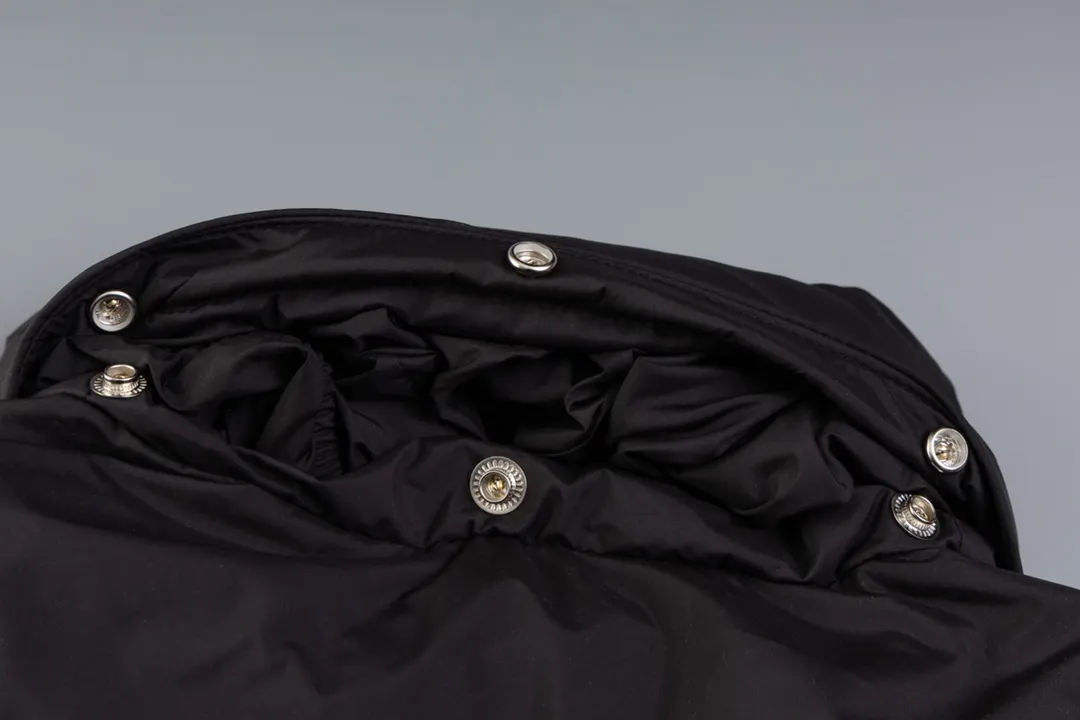 P720 [New arrival] Moncler 24FW BESBRE leather zipper short men's and women's down jacket - Explosive 💥New product design, fashionable, versatile, comfortable and breathable, hidden hood muzzled down jacket ~ On sale simultaneously! This down jacket has a great sense of design and looks, and you can buy it directly with quality control. It’s a high-end product that you can’t go wrong with! Simple and elegant design ~ and engraved with brand logo letters ~ the overall design makes this dress unique! It is made of imported high-tech fabrics and filled with 90% white goose down. The texture of the fabric and the shape are perfect. You can feel its powerful aura through the detailed pictures. It also has superior handsomeness and thermal performance, making it easy to wear in various occasions! With polythermal insulation, you don’t have to worry about a little chill! The placket is designed with a leather zipper, which is both fashionable and functional. It not only highlights the shape but also keeps warm. The leather pockets make the whole style more luxurious!  Color: black coffee Size: 1 2 3 4 5 ready for delivery in seconds