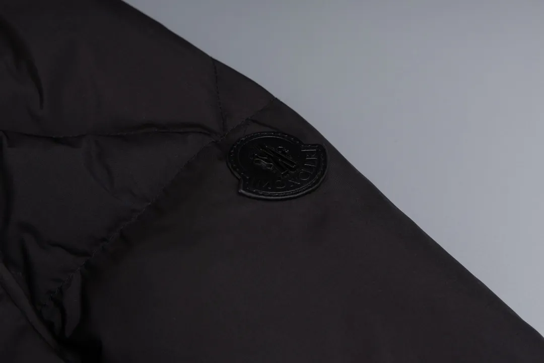 P720 [New arrival] Moncler 24FW BESBRE leather zipper short men's and women's down jacket - Explosive 💥New product design, fashionable, versatile, comfortable and breathable, hidden hood muzzled down jacket ~ On sale simultaneously! This down jacket has a great sense of design and looks, and you can buy it directly with quality control. It’s a high-end product that you can’t go wrong with! Simple and elegant design ~ and engraved with brand logo letters ~ the overall design makes this dress unique! It is made of imported high-tech fabrics and filled with 90% white goose down. The texture of the fabric and the shape are perfect. You can feel its powerful aura through the detailed pictures. It also has superior handsomeness and thermal performance, making it easy to wear in various occasions! With polythermal insulation, you don’t have to worry about a little chill! The placket is designed with a leather zipper, which is both fashionable and functional. It not only highlights the shape but also keeps warm. The leather pockets make the whole style more luxurious!  Color: black coffee Size: 1 2 3 4 5 ready for delivery in seconds