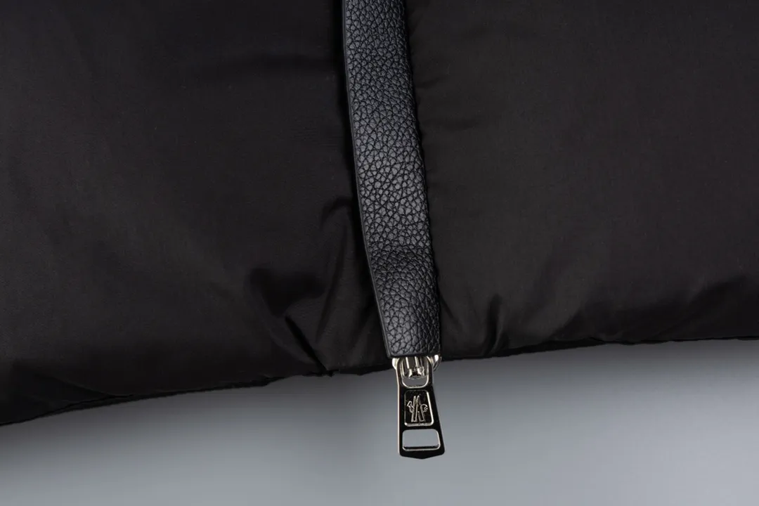 P720 [New arrival] Moncler 24FW BESBRE leather zipper short men's and women's down jacket - Explosive 💥New product design, fashionable, versatile, comfortable and breathable, hidden hood muzzled down jacket ~ On sale simultaneously! This down jacket has a great sense of design and looks, and you can buy it directly with quality control. It’s a high-end product that you can’t go wrong with! Simple and elegant design ~ and engraved with brand logo letters ~ the overall design makes this dress unique! It is made of imported high-tech fabrics and filled with 90% white goose down. The texture of the fabric and the shape are perfect. You can feel its powerful aura through the detailed pictures. It also has superior handsomeness and thermal performance, making it easy to wear in various occasions! With polythermal insulation, you don’t have to worry about a little chill! The placket is designed with a leather zipper, which is both fashionable and functional. It not only highlights the shape but also keeps warm. The leather pockets make the whole style more luxurious!  Color: black coffee Size: 1 2 3 4 5 ready for delivery in seconds