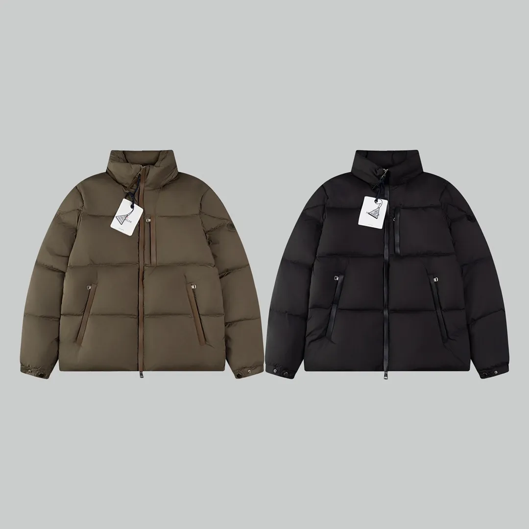 P720 [New arrival] Moncler 24FW BESBRE leather zipper short men's and women's down jacket - Explosive 💥New product design, fashionable, versatile, comfortable and breathable, hidden hood muzzled down jacket ~ On sale simultaneously! This down jacket has a great sense of design and looks, and you can buy it directly with quality control. It’s a high-end product that you can’t go wrong with! Simple and elegant design ~ and engraved with brand logo letters ~ the overall design makes this dress unique! It is made of imported high-tech fabrics and filled with 90% white goose down. The texture of the fabric and the shape are perfect. You can feel its powerful aura through the detailed pictures. It also has superior handsomeness and thermal performance, making it easy to wear in various occasions! With polythermal insulation, you don’t have to worry about a little chill! The placket is designed with a leather zipper, which is both fashionable and functional. It not only highlights the shape but also keeps warm. The leather pockets make the whole style more luxurious!  Color: black coffee Size: 1 2 3 4 5 ready for delivery in seconds
