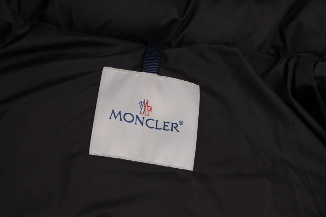 P720 [New arrival] Moncler 24FW BESBRE leather zipper short men's and women's down jacket - Explosive 💥New product design, fashionable, versatile, comfortable and breathable, hidden hood muzzled down jacket ~ On sale simultaneously! This down jacket has a great sense of design and looks, and you can buy it directly with quality control. It’s a high-end product that you can’t go wrong with! Simple and elegant design ~ and engraved with brand logo letters ~ the overall design makes this dress unique! It is made of imported high-tech fabrics and filled with 90% white goose down. The texture of the fabric and the shape are perfect. You can feel its powerful aura through the detailed pictures. It also has superior handsomeness and thermal performance, making it easy to wear in various occasions! With polythermal insulation, you don’t have to worry about a little chill! The placket is designed with a leather zipper, which is both fashionable and functional. It not only highlights the shape but also keeps warm. The leather pockets make the whole style more luxurious!  Color: black coffee Size: 1 2 3 4 5 ready for delivery in seconds