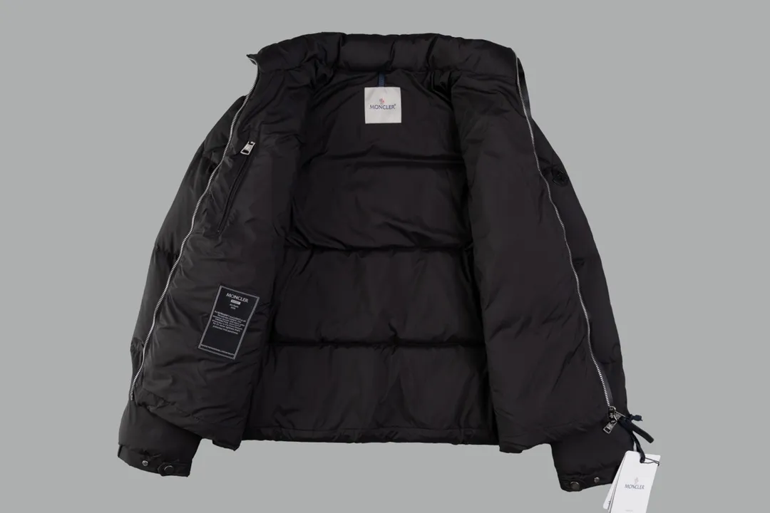 P720 [New arrival] Moncler 24FW BESBRE leather zipper short men's and women's down jacket - Explosive 💥New product design, fashionable, versatile, comfortable and breathable, hidden hood muzzled down jacket ~ On sale simultaneously! This down jacket has a great sense of design and looks, and you can buy it directly with quality control. It’s a high-end product that you can’t go wrong with! Simple and elegant design ~ and engraved with brand logo letters ~ the overall design makes this dress unique! It is made of imported high-tech fabrics and filled with 90% white goose down. The texture of the fabric and the shape are perfect. You can feel its powerful aura through the detailed pictures. It also has superior handsomeness and thermal performance, making it easy to wear in various occasions! With polythermal insulation, you don’t have to worry about a little chill! The placket is designed with a leather zipper, which is both fashionable and functional. It not only highlights the shape but also keeps warm. The leather pockets make the whole style more luxurious!  Color: black coffee Size: 1 2 3 4 5 ready for delivery in seconds