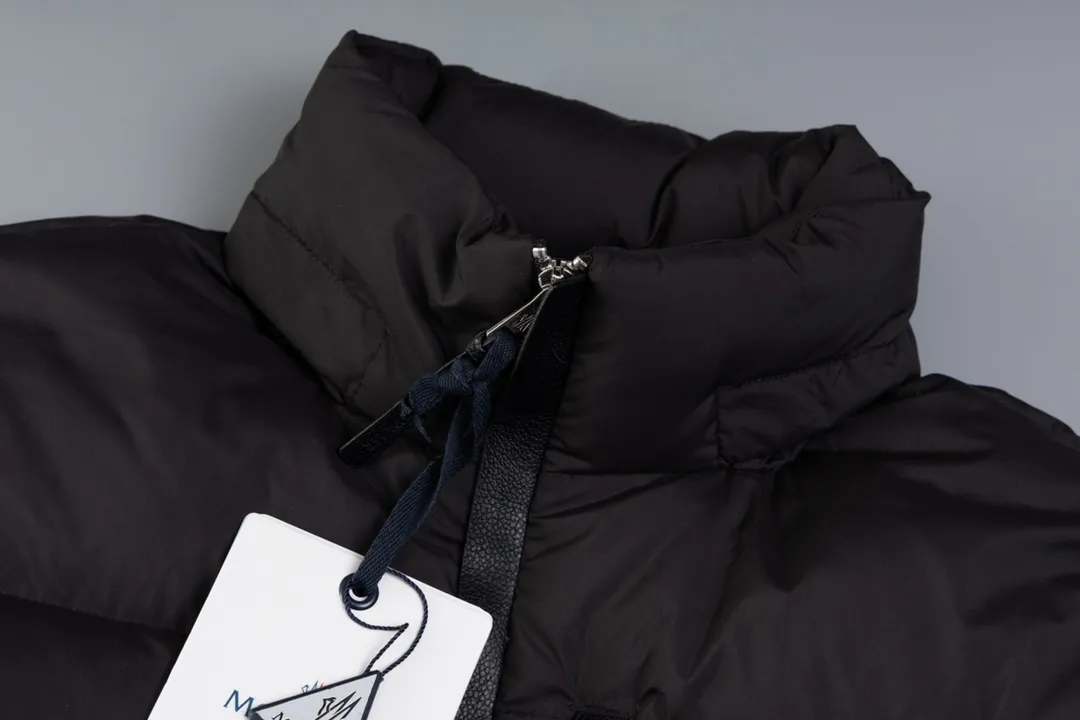 P720 [New arrival] Moncler 24FW BESBRE leather zipper short men's and women's down jacket - Explosive 💥New product design, fashionable, versatile, comfortable and breathable, hidden hood muzzled down jacket ~ On sale simultaneously! This down jacket has a great sense of design and looks, and you can buy it directly with quality control. It’s a high-end product that you can’t go wrong with! Simple and elegant design ~ and engraved with brand logo letters ~ the overall design makes this dress unique! It is made of imported high-tech fabrics and filled with 90% white goose down. The texture of the fabric and the shape are perfect. You can feel its powerful aura through the detailed pictures. It also has superior handsomeness and thermal performance, making it easy to wear in various occasions! With polythermal insulation, you don’t have to worry about a little chill! The placket is designed with a leather zipper, which is both fashionable and functional. It not only highlights the shape but also keeps warm. The leather pockets make the whole style more luxurious!  Color: black coffee Size: 1 2 3 4 5 ready for delivery in seconds