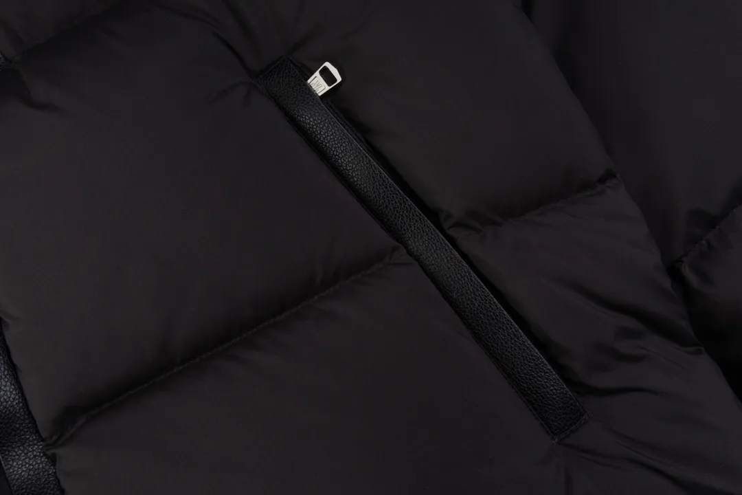 P720 [New arrival] Moncler 24FW BESBRE leather zipper short men's and women's down jacket - Explosive 💥New product design, fashionable, versatile, comfortable and breathable, hidden hood muzzled down jacket ~ On sale simultaneously! This down jacket has a great sense of design and looks, and you can buy it directly with quality control. It’s a high-end product that you can’t go wrong with! Simple and elegant design ~ and engraved with brand logo letters ~ the overall design makes this dress unique! It is made of imported high-tech fabrics and filled with 90% white goose down. The texture of the fabric and the shape are perfect. You can feel its powerful aura through the detailed pictures. It also has superior handsomeness and thermal performance, making it easy to wear in various occasions! With polythermal insulation, you don’t have to worry about a little chill! The placket is designed with a leather zipper, which is both fashionable and functional. It not only highlights the shape but also keeps warm. The leather pockets make the whole style more luxurious!  Color: black coffee Size: 1 2 3 4 5 ready for delivery in seconds