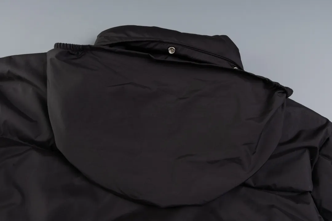 P720 [New arrival] Moncler 24FW BESBRE leather zipper short men's and women's down jacket - Explosive 💥New product design, fashionable, versatile, comfortable and breathable, hidden hood muzzled down jacket ~ On sale simultaneously! This down jacket has a great sense of design and looks, and you can buy it directly with quality control. It’s a high-end product that you can’t go wrong with! Simple and elegant design ~ and engraved with brand logo letters ~ the overall design makes this dress unique! It is made of imported high-tech fabrics and filled with 90% white goose down. The texture of the fabric and the shape are perfect. You can feel its powerful aura through the detailed pictures. It also has superior handsomeness and thermal performance, making it easy to wear in various occasions! With polythermal insulation, you don’t have to worry about a little chill! The placket is designed with a leather zipper, which is both fashionable and functional. It not only highlights the shape but also keeps warm. The leather pockets make the whole style more luxurious!  Color: black coffee Size: 1 2 3 4 5 ready for delivery in seconds