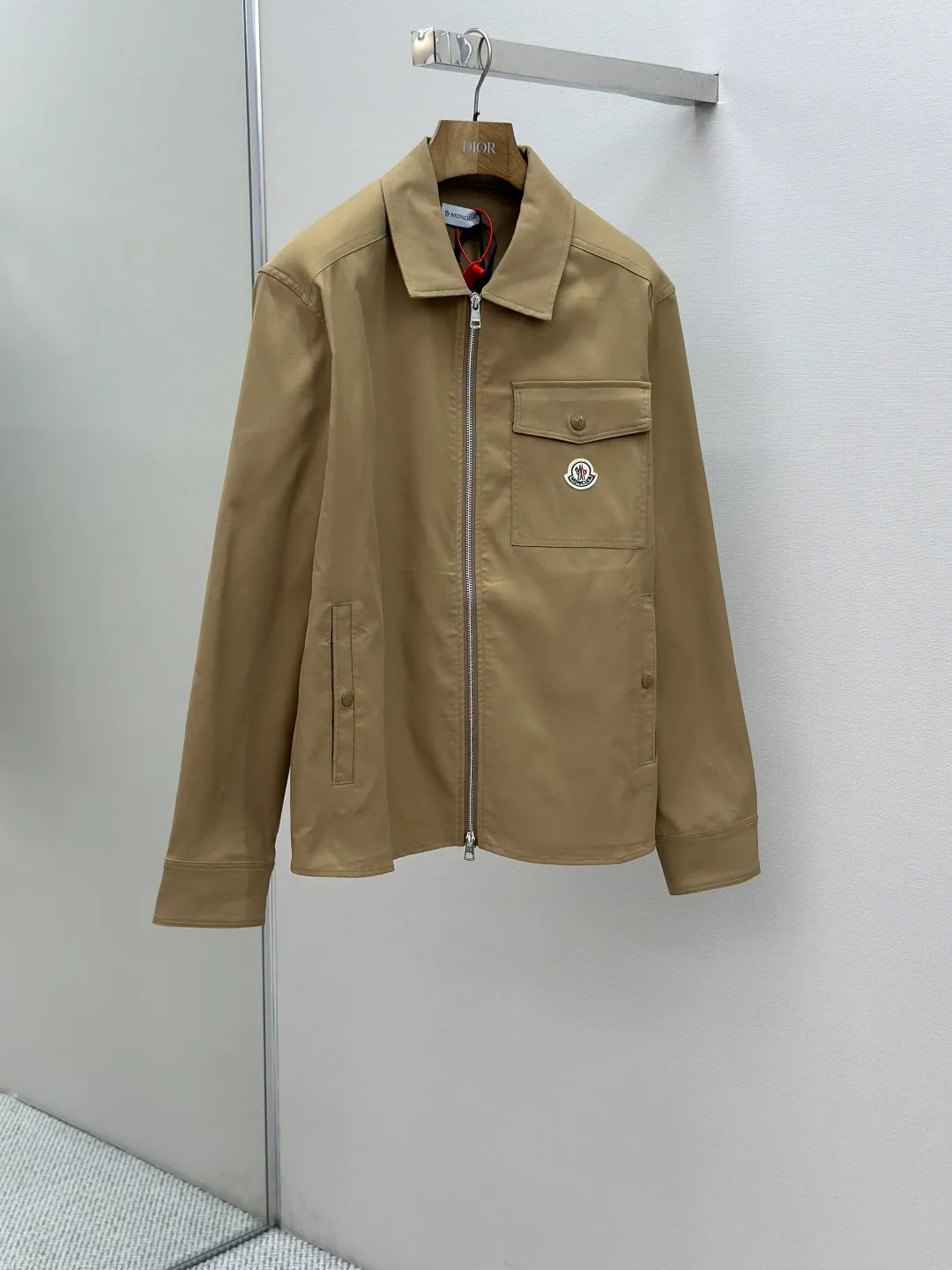 P500 Moncler logo zipper shirt jacket, custom-made high-quality cotton hidden pattern gabardine, full of texture, comfortable and close to the skin, encountering brown tones, exuding restrained tenderness. The iconic Moncler logo embroidered logo is embellished on it, adding brand recognition. Simple and smooth lines. The zipper opening and closing also follows the principle of minimalism. Use simplicity as the pen and texture as the ink. Use the simplest elements to outline the most moving fashion picture. Process 1: The imported special machine is used to position the "Moncler logo embroidered label" with infrared rays. The position is more precise and strong. Process 2: Template machine bag opening. The preset template guides the position, shape and size of the bag opening. The accuracy ensures the quality of the bag opening effect. Process 3: The fabrics are washed and have a better hand feel. Not easy to deform, not easy to shrink, not easy to fade, and maintain long-term beauty. Accessories: Customized Moncler embroidered logo Customized Moncler snap button Customized Moncler zipper Customized Moncler trademark Fit: Loose fit Size: S M L XL Style number: 25304