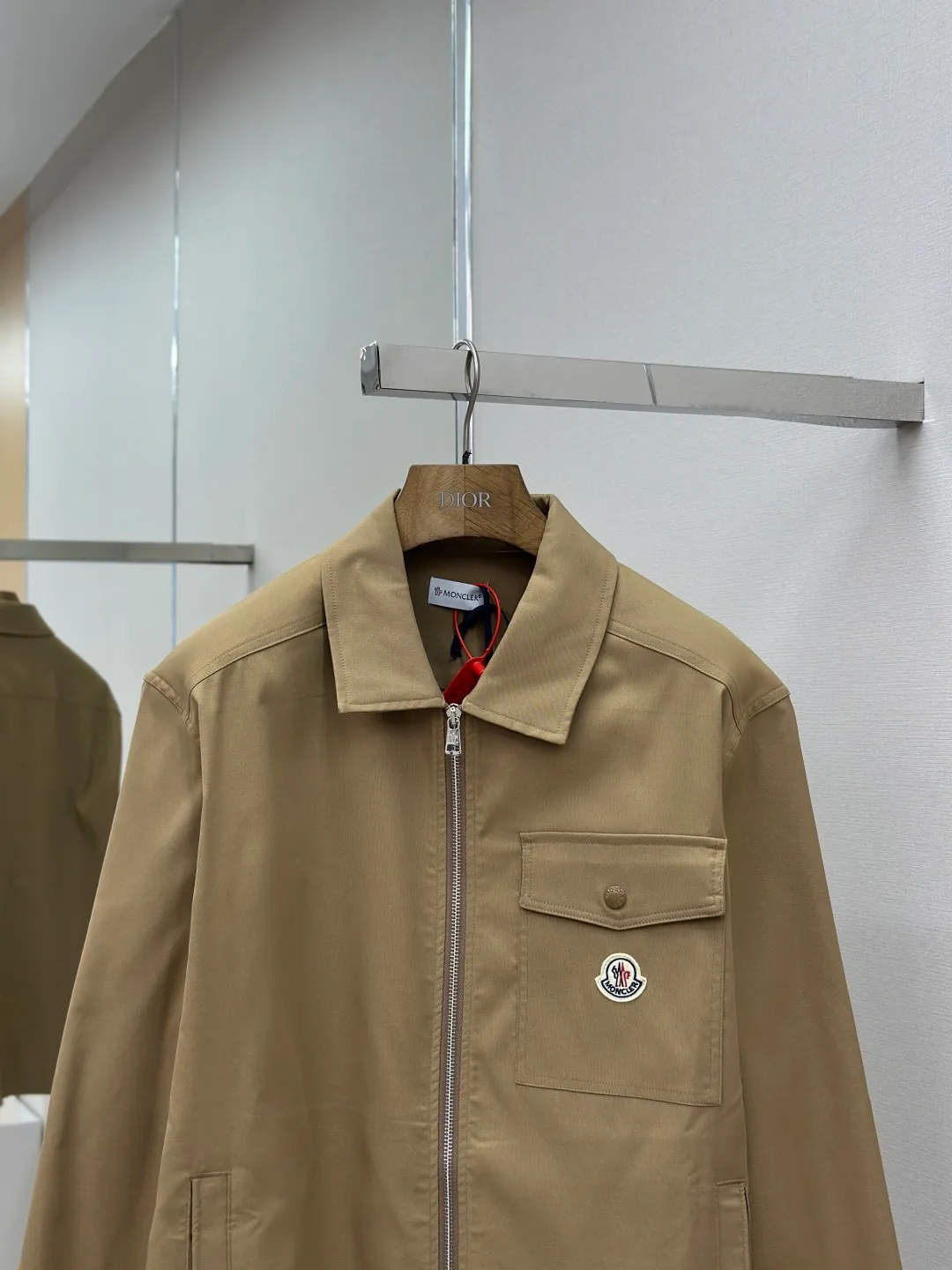 P500 Moncler logo zipper shirt jacket, custom-made high-quality cotton hidden pattern gabardine, full of texture, comfortable and close to the skin, encountering brown tones, exuding restrained tenderness. The iconic Moncler logo embroidered logo is embellished on it, adding brand recognition. Simple and smooth lines. The zipper opening and closing also follows the principle of minimalism. Use simplicity as the pen and texture as the ink. Use the simplest elements to outline the most moving fashion picture. Process 1: The imported special machine is used to position the "Moncler logo embroidered label" with infrared rays. The position is more precise and strong. Process 2: Template machine bag opening. The preset template guides the position, shape and size of the bag opening. The accuracy ensures the quality of the bag opening effect. Process 3: The fabrics are washed and have a better hand feel. Not easy to deform, not easy to shrink, not easy to fade, and maintain long-term beauty. Accessories: Customized Moncler embroidered logo Customized Moncler snap button Customized Moncler zipper Customized Moncler trademark Fit: Loose fit Size: S M L XL Style number: 25304