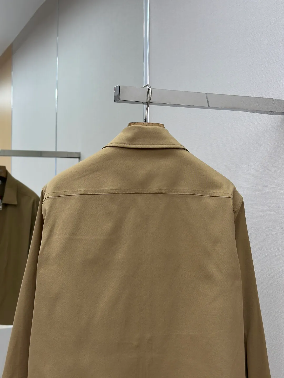 P500 Moncler logo zipper shirt jacket, custom-made high-quality cotton hidden pattern gabardine, full of texture, comfortable and close to the skin, encountering brown tones, exuding restrained tenderness. The iconic Moncler logo embroidered logo is embellished on it, adding brand recognition. Simple and smooth lines. The zipper opening and closing also follows the principle of minimalism. Use simplicity as the pen and texture as the ink. Use the simplest elements to outline the most moving fashion picture. Process 1: The imported special machine is used to position the "Moncler logo embroidered label" with infrared rays. The position is more precise and strong. Process 2: Template machine bag opening. The preset template guides the position, shape and size of the bag opening. The accuracy ensures the quality of the bag opening effect. Process 3: The fabrics are washed and have a better hand feel. Not easy to deform, not easy to shrink, not easy to fade, and maintain long-term beauty. Accessories: Customized Moncler embroidered logo Customized Moncler snap button Customized Moncler zipper Customized Moncler trademark Fit: Loose fit Size: S M L XL Style number: 25304