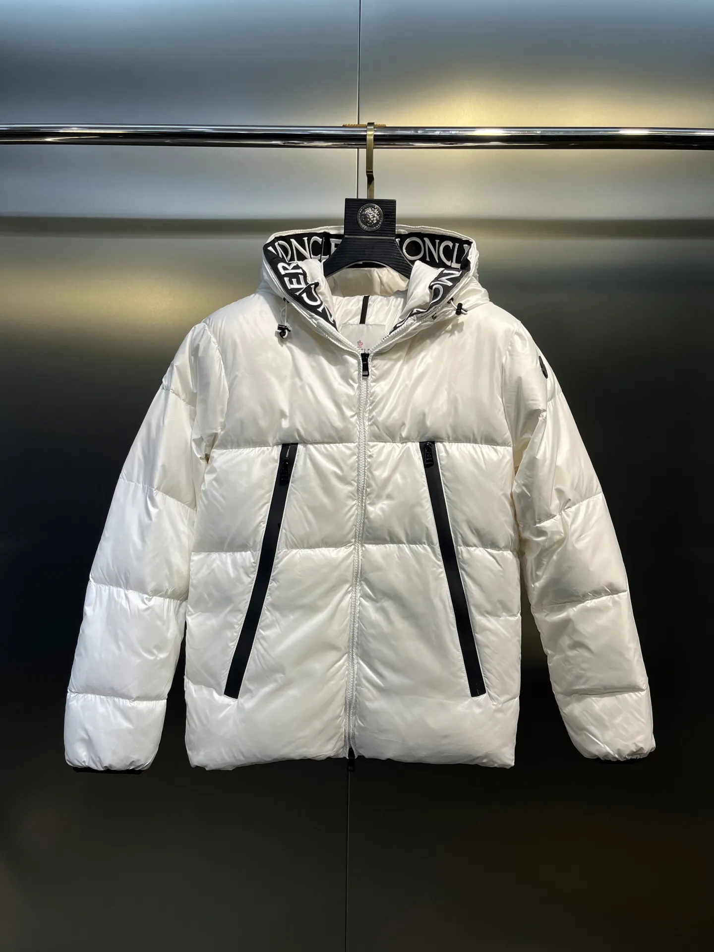 P780 moncler 🌟Large webbing embroidered letters down jacket, upgraded logo with induction anti-counterfeiting, the latest NFC anti-counterfeiting technology, the same style, filled with 90 white duck down fluffy and full, customer-supplied fabrics, original hardware molding, placket with large letters embroidered webbing binding, same style for men and women. Color code number: 1 2 3 4 5