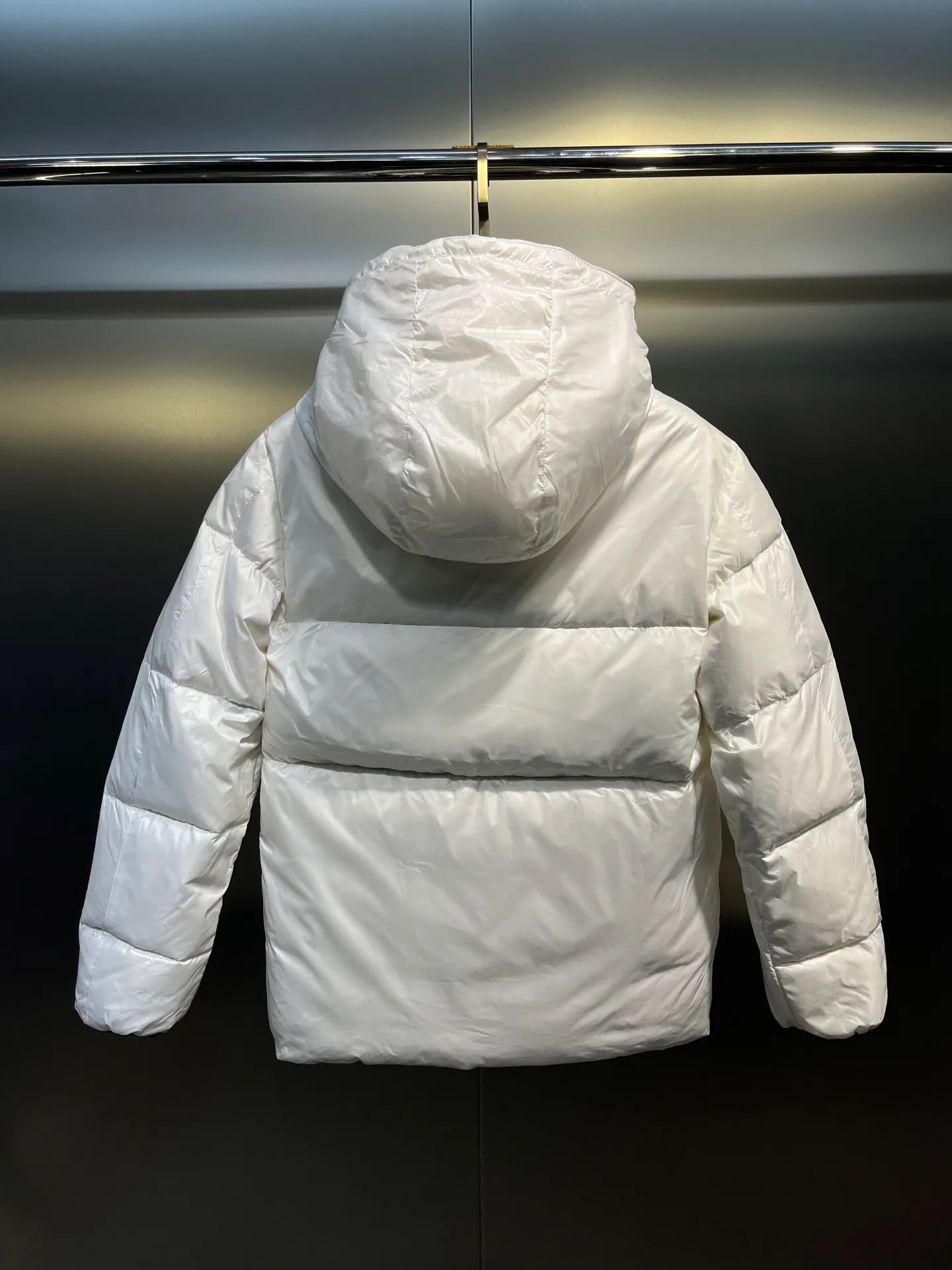 P780 moncler 🌟Large webbing embroidered letters down jacket, upgraded logo with induction anti-counterfeiting, the latest NFC anti-counterfeiting technology, the same style, filled with 90 white duck down fluffy and full, customer-supplied fabrics, original hardware molding, placket with large letters embroidered webbing binding, same style for men and women. Color code number: 1 2 3 4 5