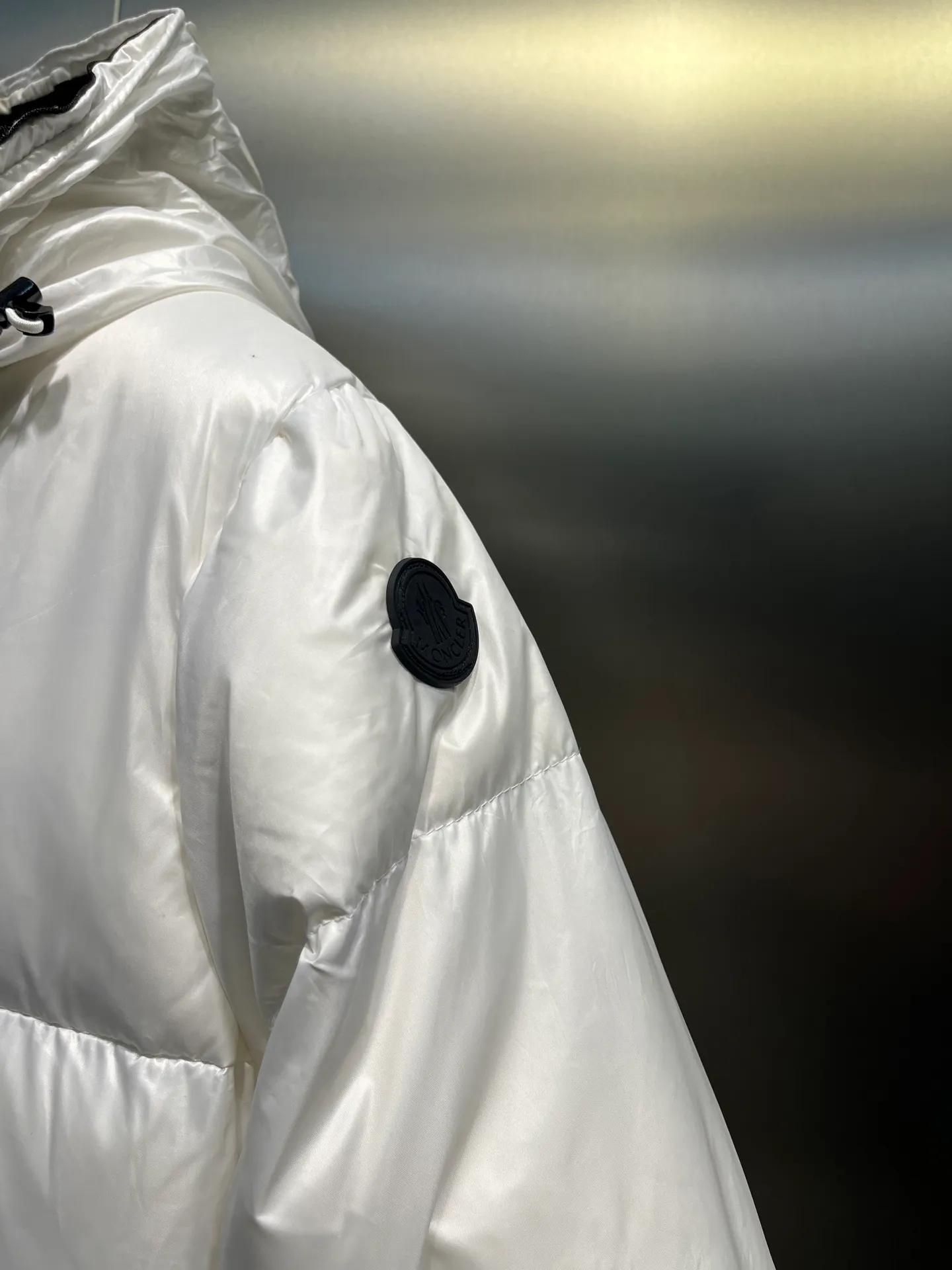 P780 moncler 🌟Large webbing embroidered letters down jacket, upgraded logo with induction anti-counterfeiting, the latest NFC anti-counterfeiting technology, the same style, filled with 90 white duck down fluffy and full, customer-supplied fabrics, original hardware molding, placket with large letters embroidered webbing binding, same style for men and women. Color code number: 1 2 3 4 5