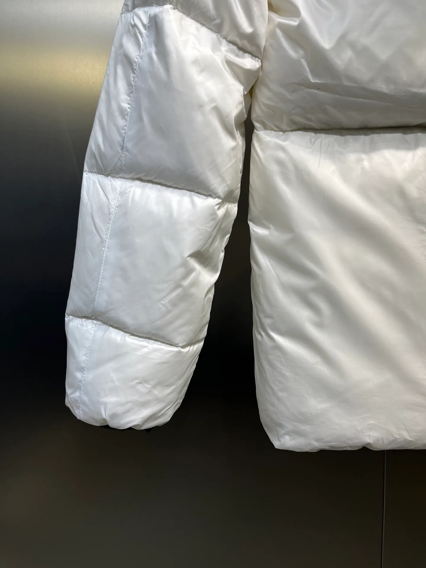 P780 moncler 🌟Large webbing embroidered letters down jacket, upgraded logo with induction anti-counterfeiting, the latest NFC anti-counterfeiting technology, the same style, filled with 90 white duck down fluffy and full, customer-supplied fabrics, original hardware molding, placket with large letters embroidered webbing binding, same style for men and women. Color code number: 1 2 3 4 5