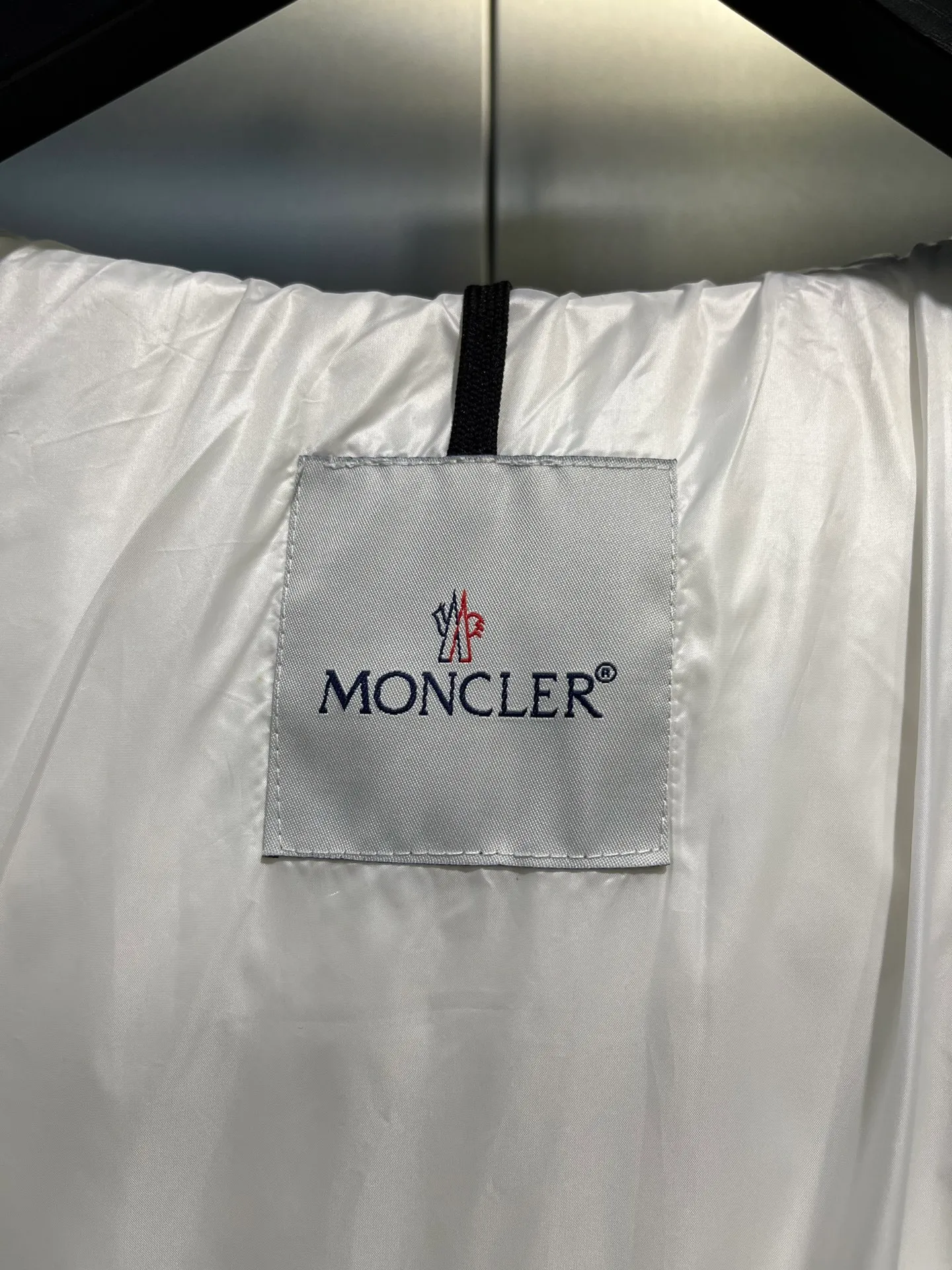 P780 moncler 🌟Large webbing embroidered letters down jacket, upgraded logo with induction anti-counterfeiting, the latest NFC anti-counterfeiting technology, the same style, filled with 90 white duck down fluffy and full, customer-supplied fabrics, original hardware molding, placket with large letters embroidered webbing binding, same style for men and women. Color code number: 1 2 3 4 5