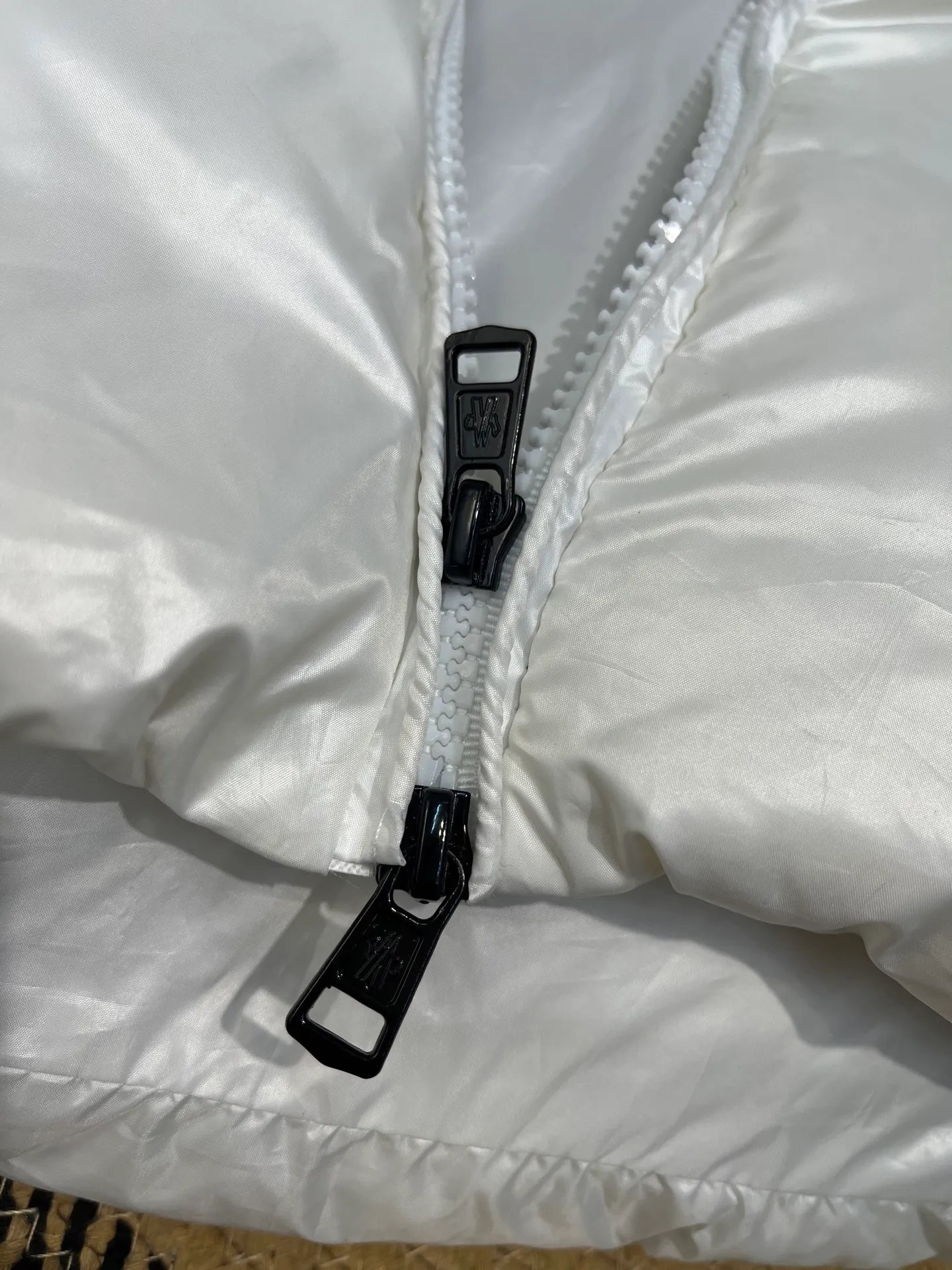 P780 moncler 🌟Large webbing embroidered letters down jacket, upgraded logo with induction anti-counterfeiting, the latest NFC anti-counterfeiting technology, the same style, filled with 90 white duck down fluffy and full, customer-supplied fabrics, original hardware molding, placket with large letters embroidered webbing binding, same style for men and women. Color code number: 1 2 3 4 5