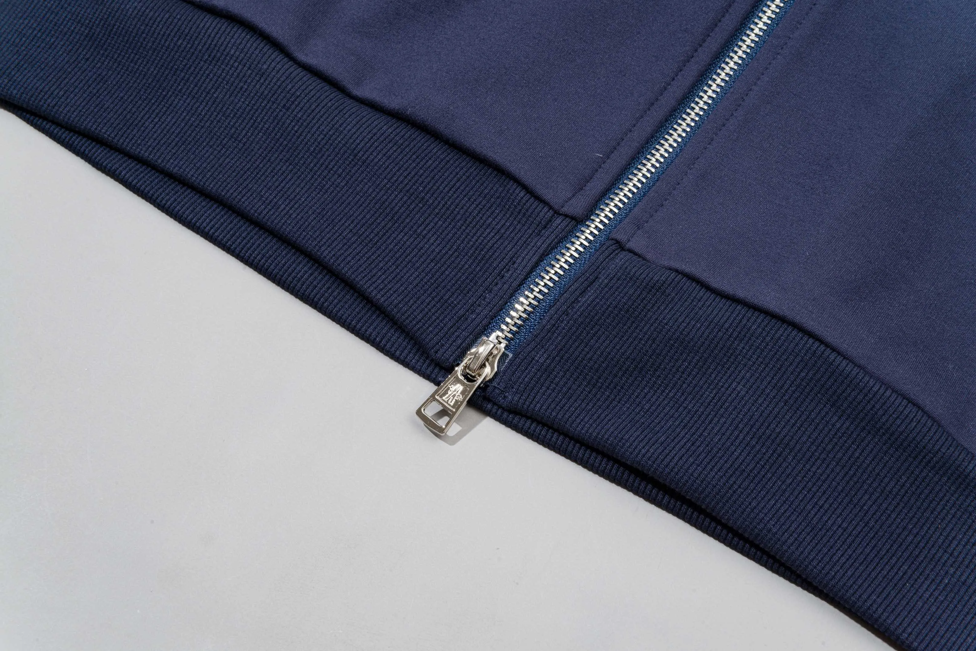 P270 MONCLER/Mask custom fabric suit casual sweatpants, simple arm brand LOGO small badge, threaded trousers technology, official synchronization, high version, high quality, fashionable personality, versatile trend, pure original quality, original fabric, tag, collar label, washed wheat, complete three standards, color: blue, gray. Size: S-2XL