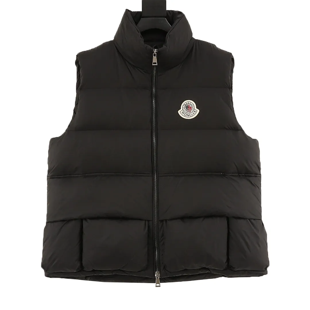 P940 Moncler Lipsi down vest Contrast color splicing design. Super full filling. Original purchase and development, distinguishing low-end versions from all the pictures and prints on the Internet. Lipsi men's down vest is made of bright nylon laqué fabric, suitable for wearing in different seasons, bringing warmth and care.  The Lipsi short down vest embodies Moncler's classic design and is a must-have item for your wardrobe from season to season. Crafted from lightweight, functional nylon laqué fabric, it has a contrast lining for a vibrant feel. Details •Made from lightweight nylon laqué fabric •Lightweight nylon laqué lining •Down filled •Stand collar •Zip closure •Zip pockets •Chenille logo patch Black/Ivory 𝐒𝐢𝐳𝐞:𝟏-𝟓