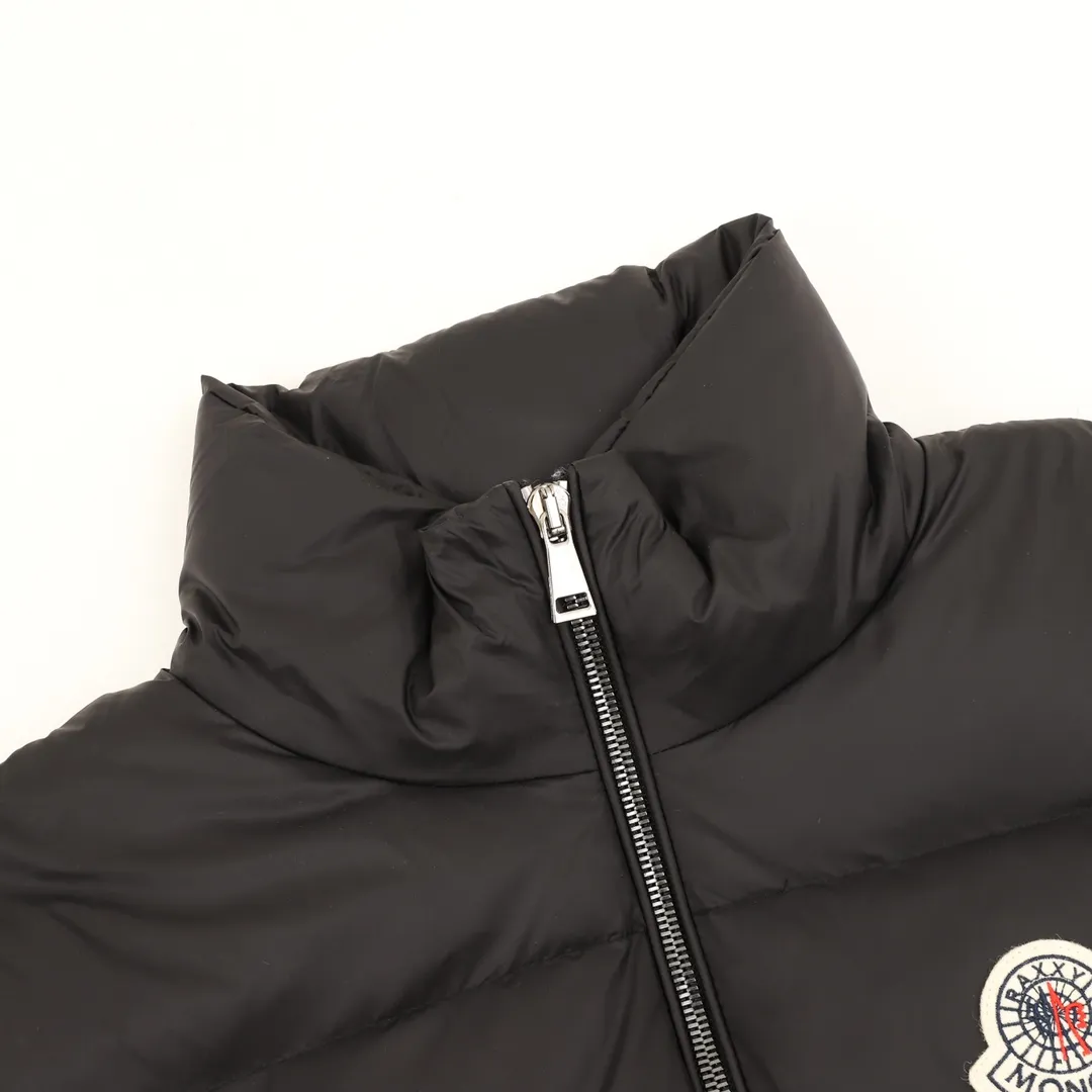 P940 Moncler Lipsi down vest Contrast color splicing design. Super full filling. Original purchase and development, distinguishing low-end versions from all the pictures and prints on the Internet. Lipsi men's down vest is made of bright nylon laqué fabric, suitable for wearing in different seasons, bringing warmth and care.  The Lipsi short down vest embodies Moncler's classic design and is a must-have item for your wardrobe from season to season. Crafted from lightweight, functional nylon laqué fabric, it has a contrast lining for a vibrant feel. Details •Made from lightweight nylon laqué fabric •Lightweight nylon laqué lining •Down filled •Stand collar •Zip closure •Zip pockets •Chenille logo patch Black/Ivory 𝐒𝐢𝐳𝐞:𝟏-𝟓