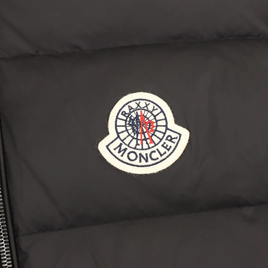 P940 Moncler Lipsi down vest Contrast color splicing design. Super full filling. Original purchase and development, distinguishing low-end versions from all the pictures and prints on the Internet. Lipsi men's down vest is made of bright nylon laqué fabric, suitable for wearing in different seasons, bringing warmth and care.  The Lipsi short down vest embodies Moncler's classic design and is a must-have item for your wardrobe from season to season. Crafted from lightweight, functional nylon laqué fabric, it has a contrast lining for a vibrant feel. Details •Made from lightweight nylon laqué fabric •Lightweight nylon laqué lining •Down filled •Stand collar •Zip closure •Zip pockets •Chenille logo patch Black/Ivory 𝐒𝐢𝐳𝐞:𝟏-𝟓