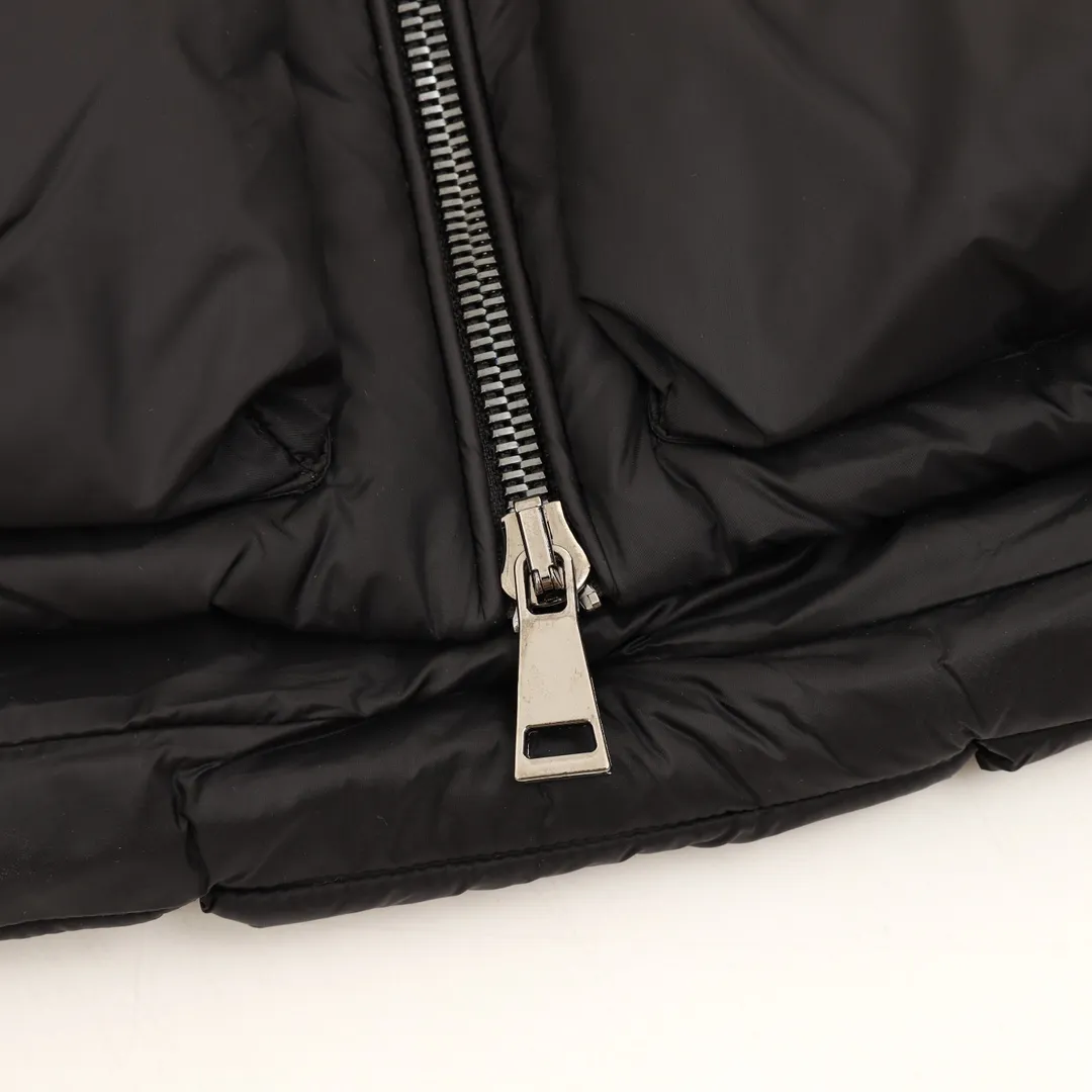 P940 Moncler Lipsi down vest Contrast color splicing design. Super full filling. Original purchase and development, distinguishing low-end versions from all the pictures and prints on the Internet. Lipsi men's down vest is made of bright nylon laqué fabric, suitable for wearing in different seasons, bringing warmth and care.  The Lipsi short down vest embodies Moncler's classic design and is a must-have item for your wardrobe from season to season. Crafted from lightweight, functional nylon laqué fabric, it has a contrast lining for a vibrant feel. Details •Made from lightweight nylon laqué fabric •Lightweight nylon laqué lining •Down filled •Stand collar •Zip closure •Zip pockets •Chenille logo patch Black/Ivory 𝐒𝐢𝐳𝐞:𝟏-𝟓