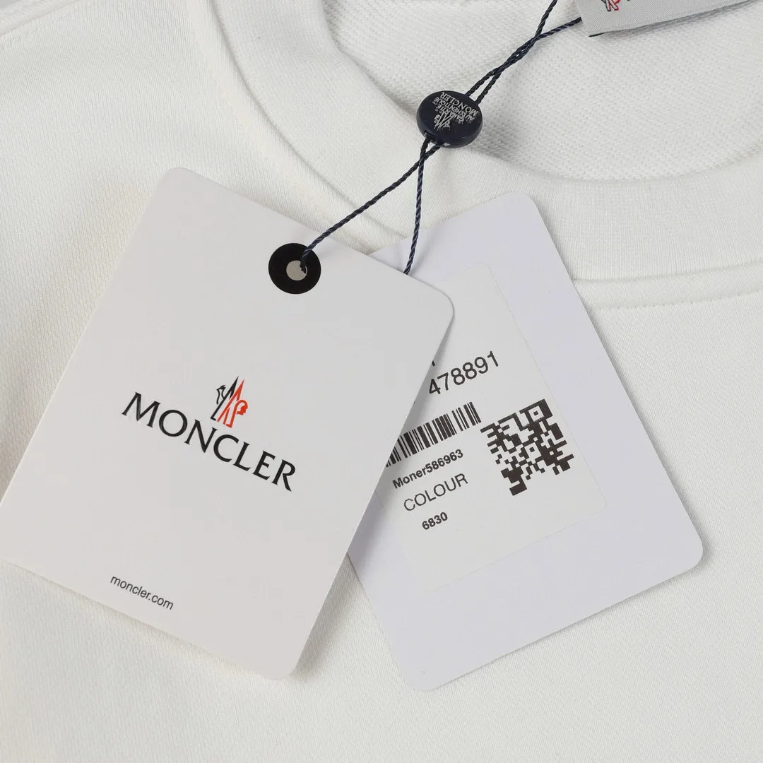P220 Style No.: 858 〈MONCLER〉 Meng Mouth Heavy Embroidery + Printed Round Neck Sweatshirt The price of the Meng Mouth Sweatshirt is actually quite advantageous. Anyone who has been to the counter should know that the price of the Meng Mouth sweater is not much cheaper than Gucci Burberry. It is just relatively low-key and unwilling to hype. It is a picture that you want to buy or not. The existence of aloofness... ✅460 grams of 100% cotton wool-eating fabric OS version is too large ✅Matched with the original high-weight double yarn thread ✅Correct three-needle and five-thread craftsmanship Chain edge ✅The embroidery has been over-molded The upper body is not pierced Color: Black White Size S M L