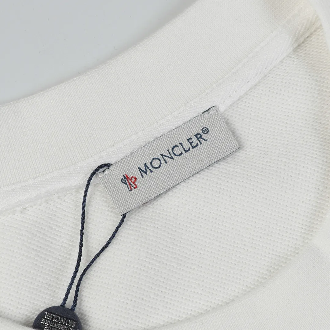 P220 Style No.: 858 〈MONCLER〉 Meng Mouth Heavy Embroidery + Printed Round Neck Sweatshirt The price of the Meng Mouth Sweatshirt is actually quite advantageous. Anyone who has been to the counter should know that the price of the Meng Mouth sweater is not much cheaper than Gucci Burberry. It is just relatively low-key and unwilling to hype. It is a picture that you want to buy or not. The existence of aloofness... ✅460 grams of 100% cotton wool-eating fabric OS version is too large ✅Matched with the original high-weight double yarn thread ✅Correct three-needle and five-thread craftsmanship Chain edge ✅The embroidery has been over-molded The upper body is not pierced Color: Black White Size S M L