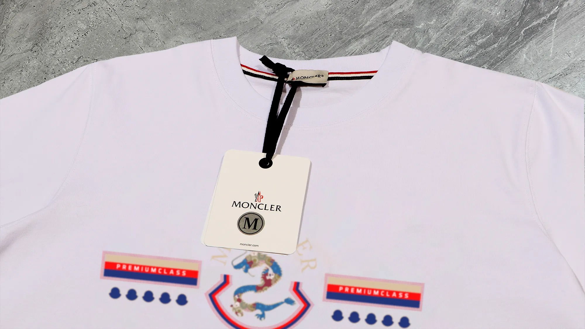 P210 High-version sweatshirt) [Long-term stock] 〖𝐌𝐎𝐍𝐂𝐋𝐄𝐑~Mask〗 Made of 440g heavy-weight fabric. It is different from the market currency. It can be matched with any variety and is properly handsome. 😎The whole dress is made of double waistcoats. The double waistcoats make the whole dress more three-dimensional. Not ordinary factories can do such fine work. 2025 Spring runway version of the T stage, on sale at the counter, round neck terry sweatshirt, high-end double-strand pure cotton, custom-made stretch ribs, dyed in the same vat, complete with three standards, matched with exquisite embroidered LOGO on the chest, simple and advanced, same style for men and women. Color: black, apricot, white, size: S M L XL 2XL