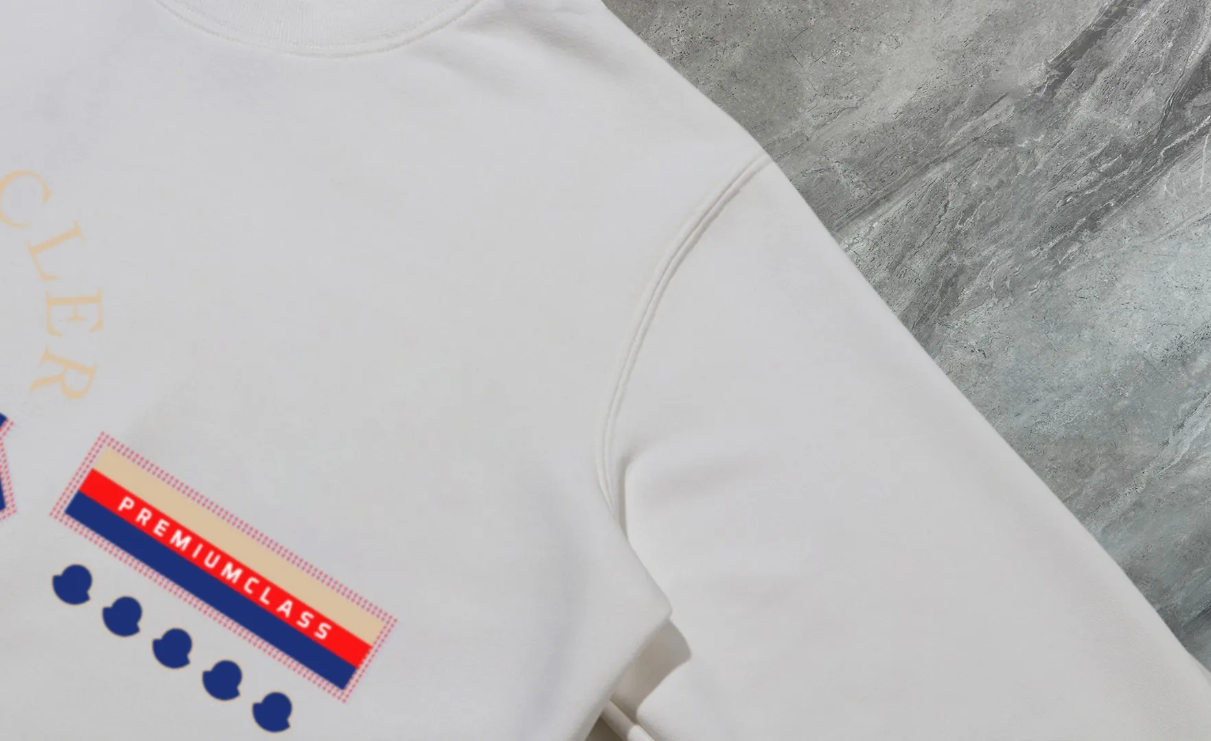 P210 High-version sweatshirt) [Long-term stock] 〖𝐌𝐎𝐍𝐂𝐋𝐄𝐑~Mask〗 Made of 440g heavy-weight fabric. It is different from the market currency. It can be matched with any variety and is properly handsome. 😎The whole dress is made of double waistcoats. The double waistcoats make the whole dress more three-dimensional. Not ordinary factories can do such fine work. 2025 Spring runway version of the T stage, on sale at the counter, round neck terry sweatshirt, high-end double-strand pure cotton, custom-made stretch ribs, dyed in the same vat, complete with three standards, matched with exquisite embroidered LOGO on the chest, simple and advanced, same style for men and women. Color: black, apricot, white, size: S M L XL 2XL