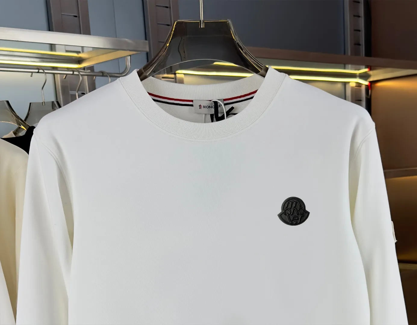 P210 high version sweatshirt) 📦With exclusive picture packaging📦 [Long-term ready stock] Upgraded version "Mobile phone smart sensor ~ NFC chip armband ~ Direct access to the official website anti-counterfeiting" 〖 𝐌𝐎𝐍𝐂𝐋𝐄𝐑 ~ Mouth covering〗 2025 new high quality, using 450g heavyweight fabric Different from the market currency, you can mix and match everything at will and you will be handsome😎The whole clothes is made of double waistcoats. The double waistcoats make the whole dress more three-dimensional. It is not an ordinary factory that can do such fine work. 2025 autumn and winter new style, on sale at the counter, exquisite printed round neck terry sweatshirt. High-end double-ply cotton. Customized stretch ribs are dyed in the same vat. Three standards are complete. It is matched with digital printing patterns and is very breathable. Same style for men and women. Color: black, white, apricot. Size: S M L XL 2XL