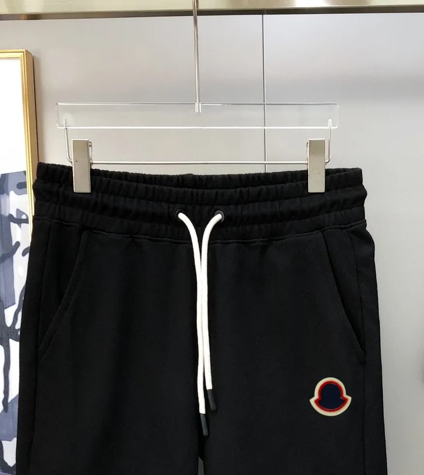 P230 Moncler SS new original men's casual shorts, the latest release on the official website of the counter ✨ High-end quality, simple, fashionable and elegant ✨ Classic logo LOGO design, customized original imported 100% cotton fabric, simple and elegant, versatile style, elegant and handsome upper body, brand new sense of sight! The details are all in place, no one is picky about the upper body, and you must pay for your own money. Size: S-XL (can wear up to 185 pounds, please state your height and weight when placing an order) Black Gray