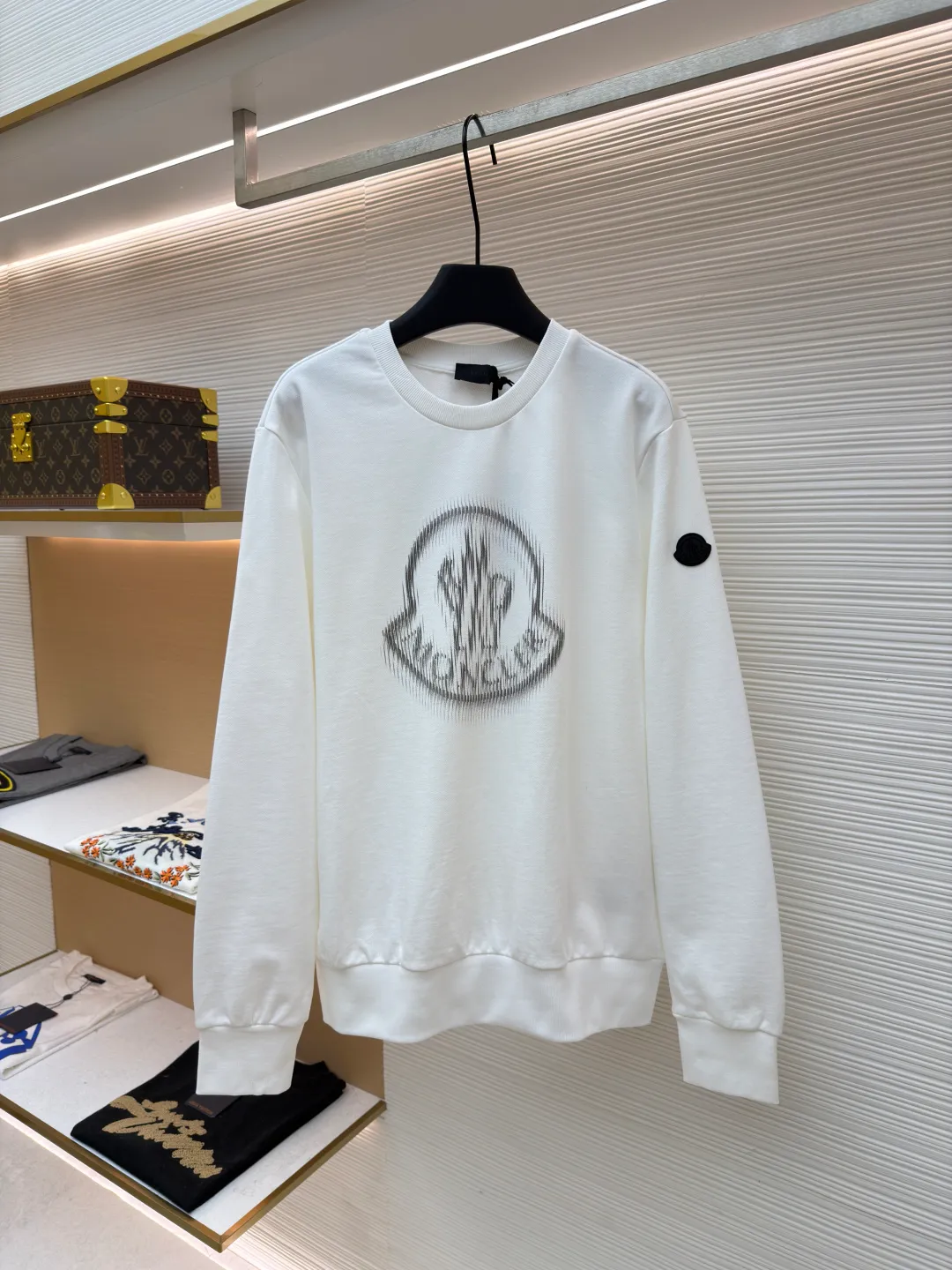 P340 Moncler round neck pullover printed casual long-sleeved sweatshirt ●Original version: Purchased and developed by 3926 ●Item number: 1681948-A45 ●Fabric: combed cotton fabric ●Technology: digital direct injection production ●Color: white ●Version: fitted version ●Weight: about 505 grams ●Size: S-M-L-XL ●Description: This MONCLER round-neck sweatshirt uses a fabric enzyme washing process: the fabric is gently washed with biological enzymes, which can not only clean the fabric impurities, but also soften the fiber texture, making the sweatshirt more skin-friendly and soft, while retaining the stiffness of the fabric itself, making it less likely to deform after long-term wear. The printing part uses digital direct-injection technology: the pattern accurately restores the detailed texture of the brand logo, the color is delicate and has strong adhesion, and it is not easy to fade or crack after washing; the direct-injection process allows the printing to be highly integrated with the fabric without producing a stiff gluey feel, taking into account both aesthetics and wearing comfort. Thanks to the combination of craftsmanship, the clothes not only have a high-end texture, but also take into account the durability of daily wear. It is recommended to hand wash to better maintain the craftsmanship effect. The overall wiring is straight and delicate, the fabric is comfortable and soft, and the color is consistent without color difference. It can be matched with the same style to create a fashionable look and control various occasions. Customized accessories, complete with three standards, same style for men and women!