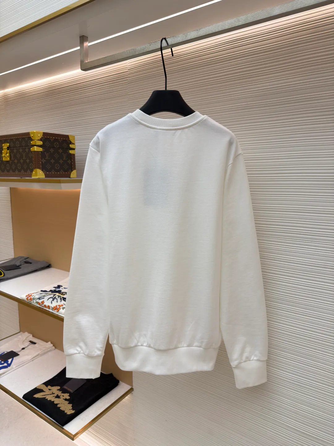P340 Moncler round neck pullover printed casual long-sleeved sweatshirt ●Original version: Purchased and developed by 3926 ●Item number: 1681948-A45 ●Fabric: combed cotton fabric ●Technology: digital direct injection production ●Color: white ●Version: fitted version ●Weight: about 505 grams ●Size: S-M-L-XL ●Description: This MONCLER round-neck sweatshirt uses a fabric enzyme washing process: the fabric is gently washed with biological enzymes, which can not only clean the fabric impurities, but also soften the fiber texture, making the sweatshirt more skin-friendly and soft, while retaining the stiffness of the fabric itself, making it less likely to deform after long-term wear. The printing part uses digital direct-injection technology: the pattern accurately restores the detailed texture of the brand logo, the color is delicate and has strong adhesion, and it is not easy to fade or crack after washing; the direct-injection process allows the printing to be highly integrated with the fabric without producing a stiff gluey feel, taking into account both aesthetics and wearing comfort. Thanks to the combination of craftsmanship, the clothes not only have a high-end texture, but also take into account the durability of daily wear. It is recommended to hand wash to better maintain the craftsmanship effect. The overall wiring is straight and delicate, the fabric is comfortable and soft, and the color is consistent without color difference. It can be matched with the same style to create a fashionable look and control various occasions. Customized accessories, complete with three standards, same style for men and women!