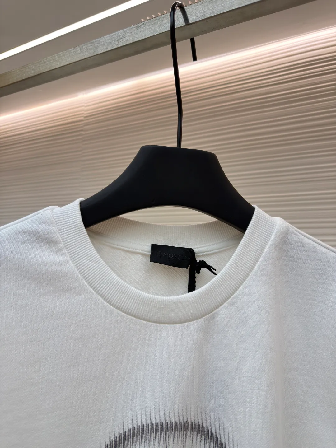 P340 Moncler round neck pullover printed casual long-sleeved sweatshirt ●Original version: Purchased and developed by 3926 ●Item number: 1681948-A45 ●Fabric: combed cotton fabric ●Technology: digital direct injection production ●Color: white ●Version: fitted version ●Weight: about 505 grams ●Size: S-M-L-XL ●Description: This MONCLER round-neck sweatshirt uses a fabric enzyme washing process: the fabric is gently washed with biological enzymes, which can not only clean the fabric impurities, but also soften the fiber texture, making the sweatshirt more skin-friendly and soft, while retaining the stiffness of the fabric itself, making it less likely to deform after long-term wear. The printing part uses digital direct-injection technology: the pattern accurately restores the detailed texture of the brand logo, the color is delicate and has strong adhesion, and it is not easy to fade or crack after washing; the direct-injection process allows the printing to be highly integrated with the fabric without producing a stiff gluey feel, taking into account both aesthetics and wearing comfort. Thanks to the combination of craftsmanship, the clothes not only have a high-end texture, but also take into account the durability of daily wear. It is recommended to hand wash to better maintain the craftsmanship effect. The overall wiring is straight and delicate, the fabric is comfortable and soft, and the color is consistent without color difference. It can be matched with the same style to create a fashionable look and control various occasions. Customized accessories, complete with three standards, same style for men and women!
