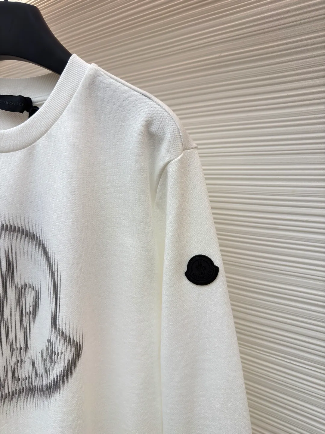 P340 Moncler round neck pullover printed casual long-sleeved sweatshirt ●Original version: Purchased and developed by 3926 ●Item number: 1681948-A45 ●Fabric: combed cotton fabric ●Technology: digital direct injection production ●Color: white ●Version: fitted version ●Weight: about 505 grams ●Size: S-M-L-XL ●Description: This MONCLER round-neck sweatshirt uses a fabric enzyme washing process: the fabric is gently washed with biological enzymes, which can not only clean the fabric impurities, but also soften the fiber texture, making the sweatshirt more skin-friendly and soft, while retaining the stiffness of the fabric itself, making it less likely to deform after long-term wear. The printing part uses digital direct-injection technology: the pattern accurately restores the detailed texture of the brand logo, the color is delicate and has strong adhesion, and it is not easy to fade or crack after washing; the direct-injection process allows the printing to be highly integrated with the fabric without producing a stiff gluey feel, taking into account both aesthetics and wearing comfort. Thanks to the combination of craftsmanship, the clothes not only have a high-end texture, but also take into account the durability of daily wear. It is recommended to hand wash to better maintain the craftsmanship effect. The overall wiring is straight and delicate, the fabric is comfortable and soft, and the color is consistent without color difference. It can be matched with the same style to create a fashionable look and control various occasions. Customized accessories, complete with three standards, same style for men and women!