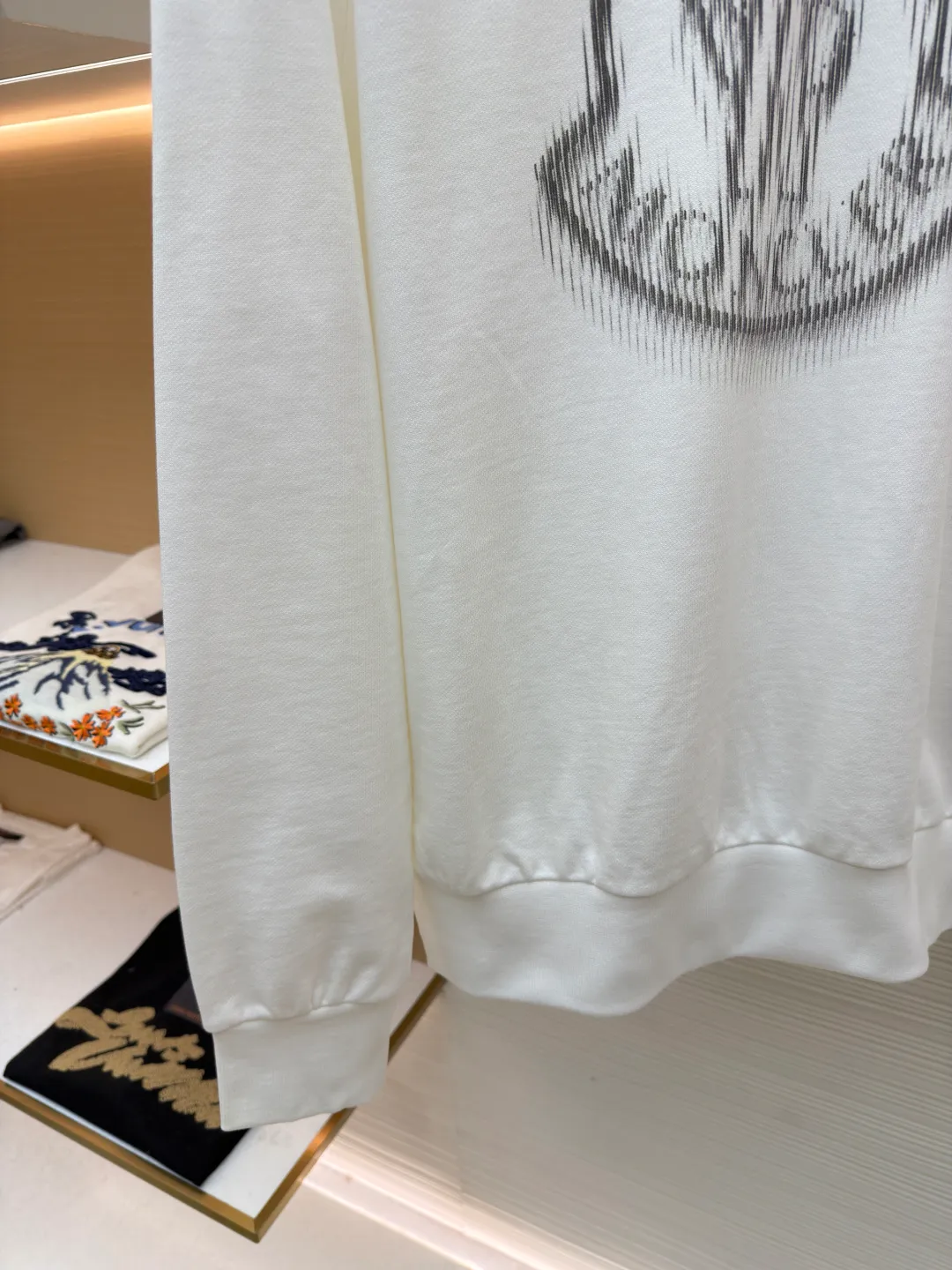 P340 Moncler round neck pullover printed casual long-sleeved sweatshirt ●Original version: Purchased and developed by 3926 ●Item number: 1681948-A45 ●Fabric: combed cotton fabric ●Technology: digital direct injection production ●Color: white ●Version: fitted version ●Weight: about 505 grams ●Size: S-M-L-XL ●Description: This MONCLER round-neck sweatshirt uses a fabric enzyme washing process: the fabric is gently washed with biological enzymes, which can not only clean the fabric impurities, but also soften the fiber texture, making the sweatshirt more skin-friendly and soft, while retaining the stiffness of the fabric itself, making it less likely to deform after long-term wear. The printing part uses digital direct-injection technology: the pattern accurately restores the detailed texture of the brand logo, the color is delicate and has strong adhesion, and it is not easy to fade or crack after washing; the direct-injection process allows the printing to be highly integrated with the fabric without producing a stiff gluey feel, taking into account both aesthetics and wearing comfort. Thanks to the combination of craftsmanship, the clothes not only have a high-end texture, but also take into account the durability of daily wear. It is recommended to hand wash to better maintain the craftsmanship effect. The overall wiring is straight and delicate, the fabric is comfortable and soft, and the color is consistent without color difference. It can be matched with the same style to create a fashionable look and control various occasions. Customized accessories, complete with three standards, same style for men and women!