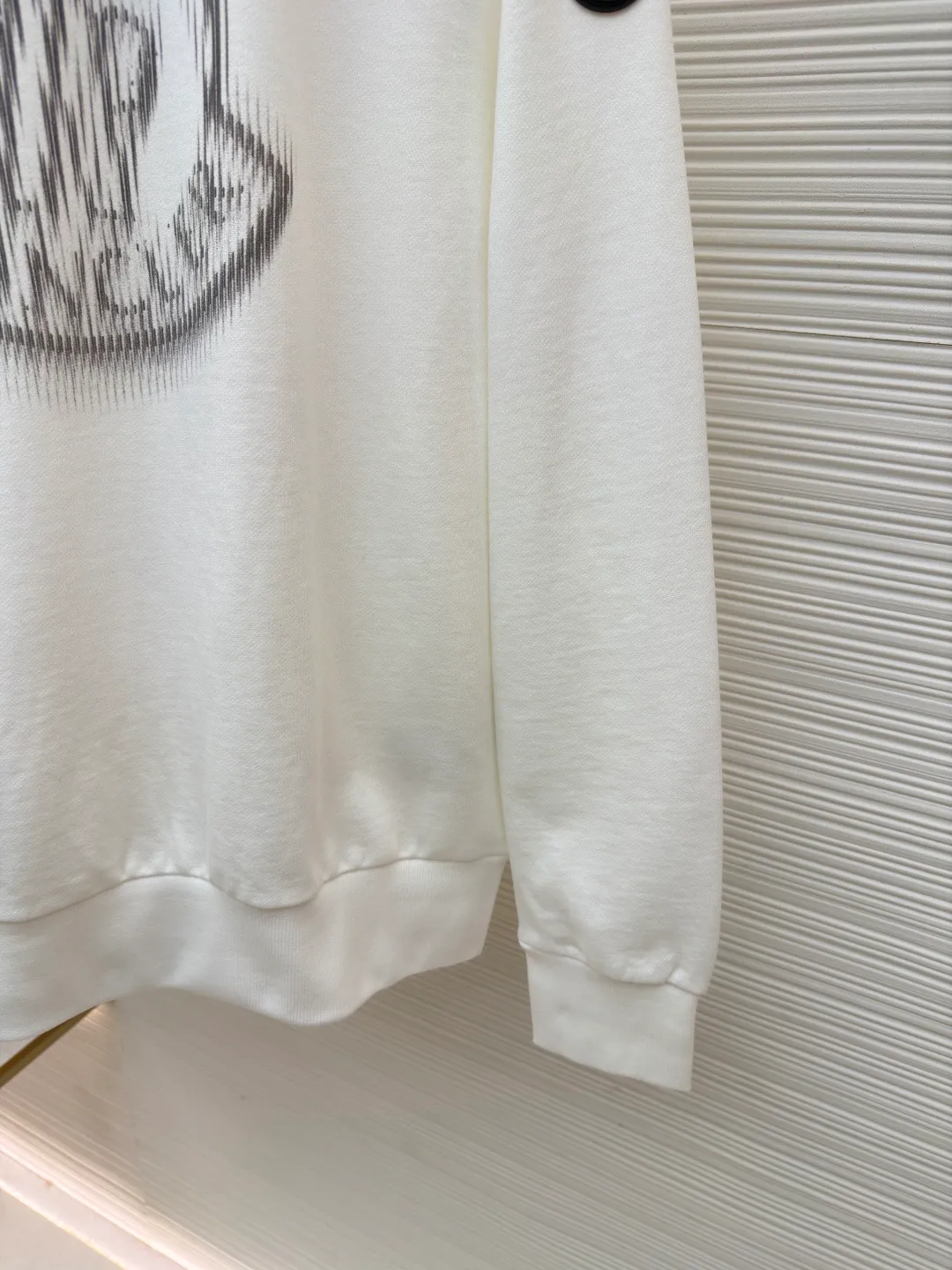 P340 Moncler round neck pullover printed casual long-sleeved sweatshirt ●Original version: Purchased and developed by 3926 ●Item number: 1681948-A45 ●Fabric: combed cotton fabric ●Technology: digital direct injection production ●Color: white ●Version: fitted version ●Weight: about 505 grams ●Size: S-M-L-XL ●Description: This MONCLER round-neck sweatshirt uses a fabric enzyme washing process: the fabric is gently washed with biological enzymes, which can not only clean the fabric impurities, but also soften the fiber texture, making the sweatshirt more skin-friendly and soft, while retaining the stiffness of the fabric itself, making it less likely to deform after long-term wear. The printing part uses digital direct-injection technology: the pattern accurately restores the detailed texture of the brand logo, the color is delicate and has strong adhesion, and it is not easy to fade or crack after washing; the direct-injection process allows the printing to be highly integrated with the fabric without producing a stiff gluey feel, taking into account both aesthetics and wearing comfort. Thanks to the combination of craftsmanship, the clothes not only have a high-end texture, but also take into account the durability of daily wear. It is recommended to hand wash to better maintain the craftsmanship effect. The overall wiring is straight and delicate, the fabric is comfortable and soft, and the color is consistent without color difference. It can be matched with the same style to create a fashionable look and control various occasions. Customized accessories, complete with three standards, same style for men and women!